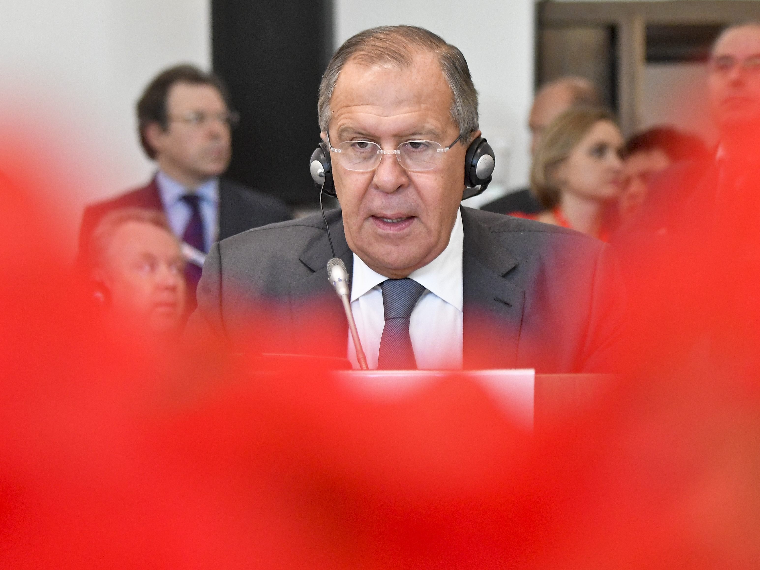 Der russische Außenminister Sergej Lawrow kündigt die Ausweisung von 60 US-Diplomaten an. Der russische Außenminister Sergej Lawrow kündigt die Ausweisung von 60 US-Diplomaten an.
