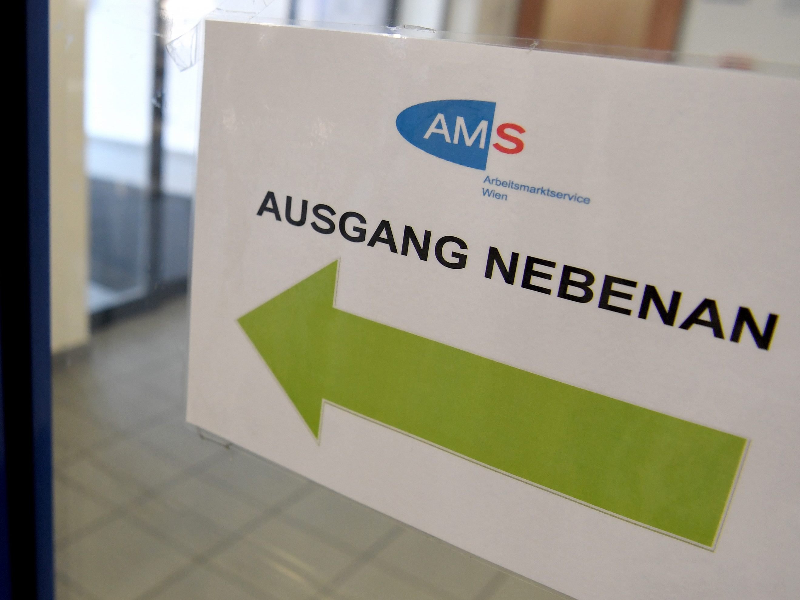 Ein Schild in einer Geschäftsstelle des AMS. Ein Schild in einer Geschäftsstelle des AMS.