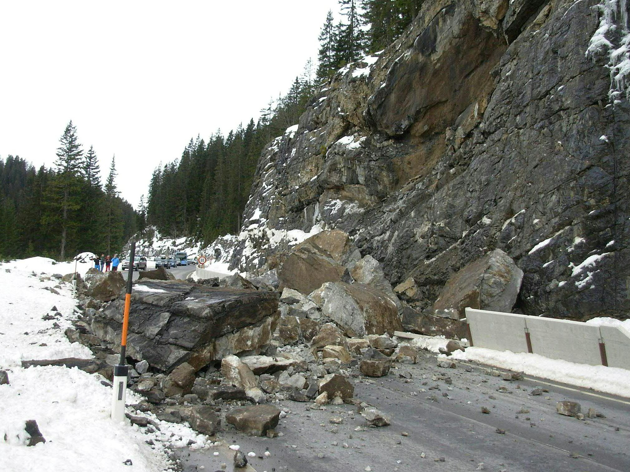 Das Bild zeigt einen Felssturz an ähnlicher Stele zwischen Steeg und Warth im Jahr 2015. Das Bild zeigt einen Felssturz an ähnlicher Stele zwischen Steeg und Warth im Jahr 2015.