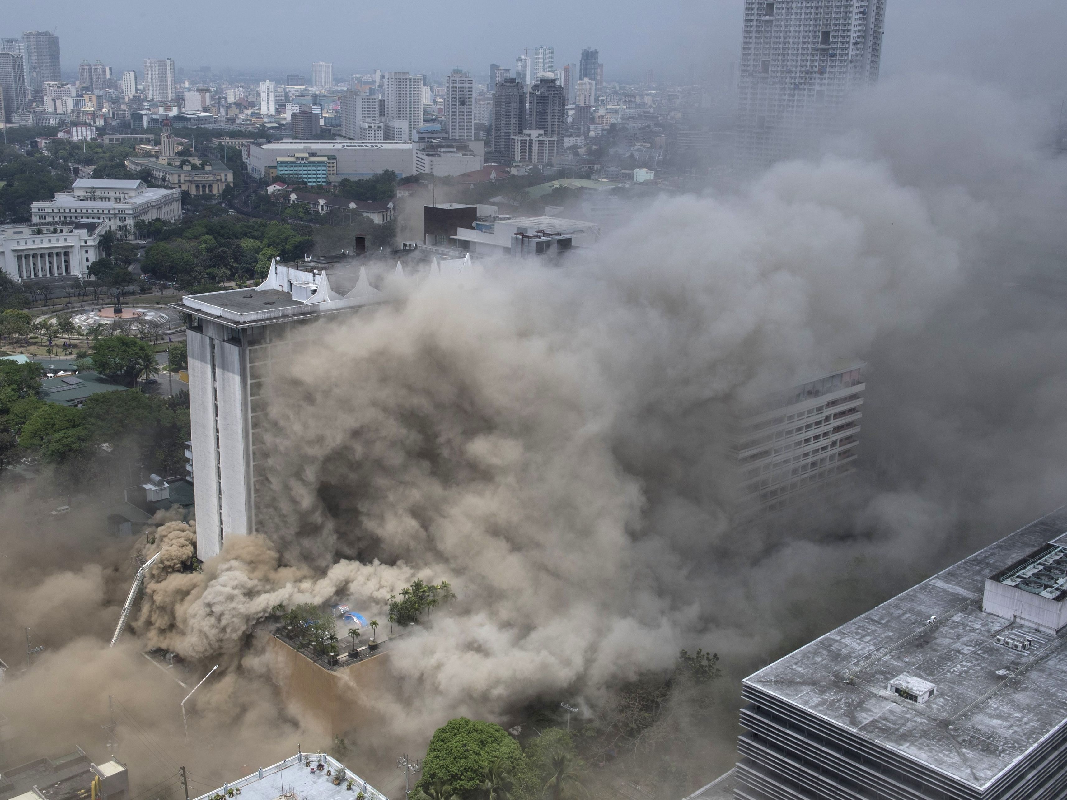 Auf den Philippinen brach in einem Hotel ein Feuer aus.