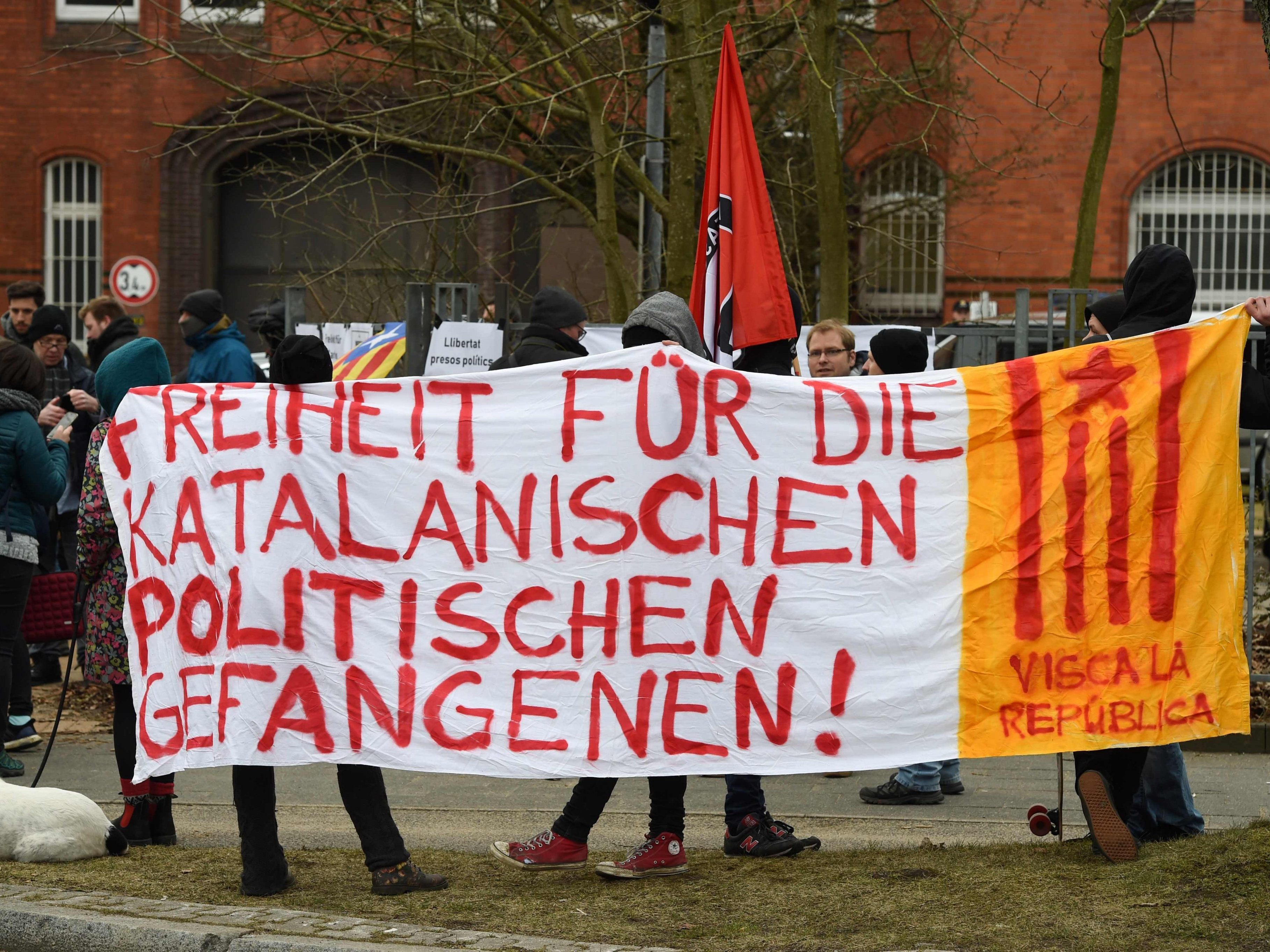 Demonstranten vor der JVA Neumünster.