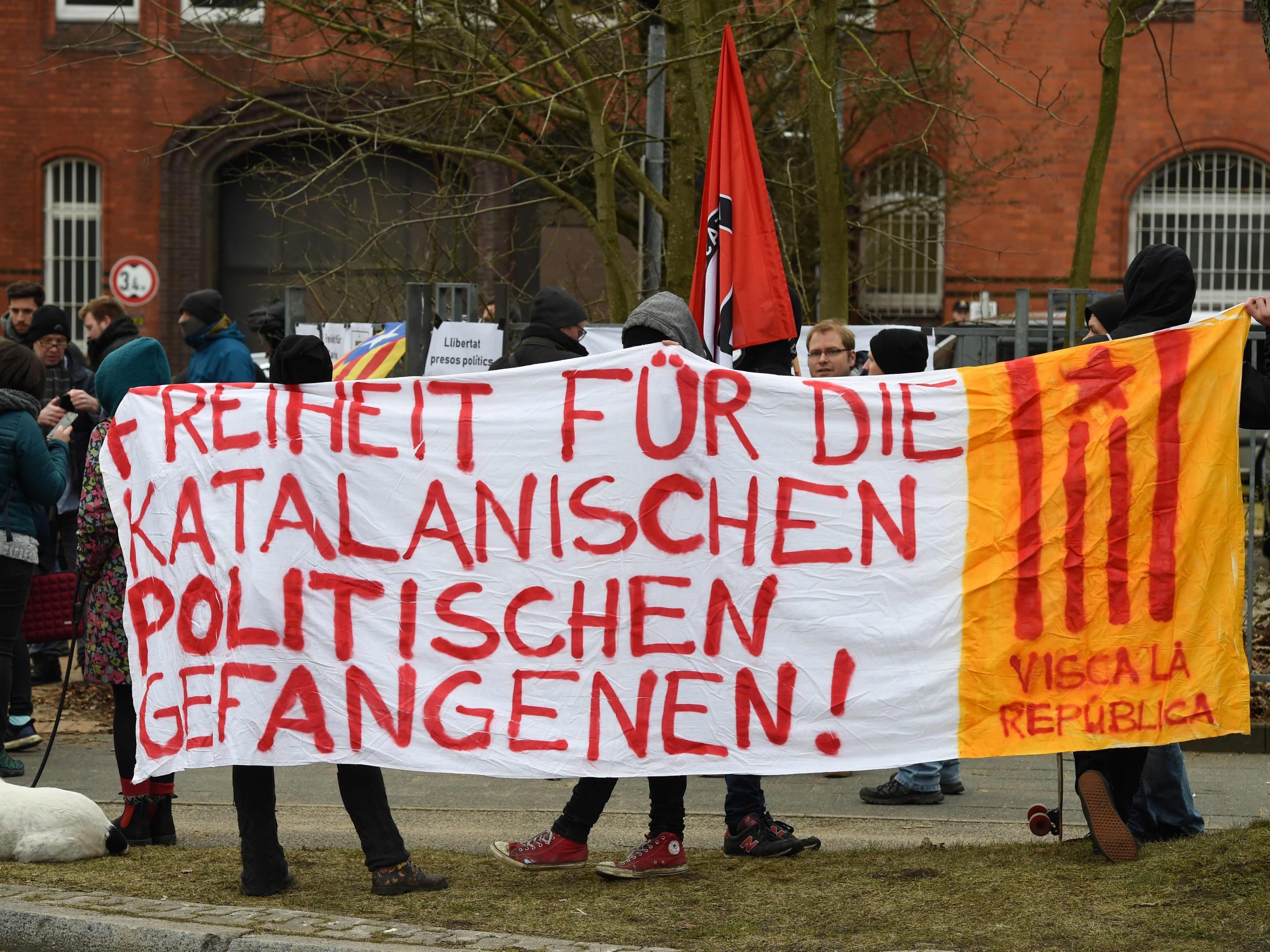 Demonstranten vor der JVA Neumünster.