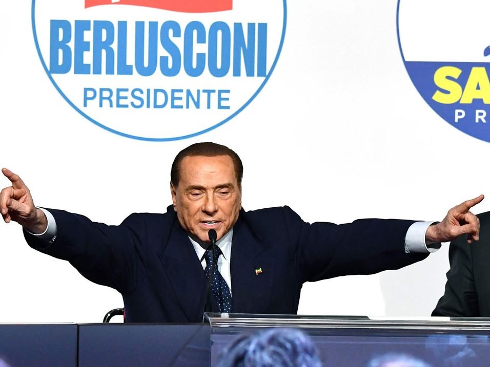 Berlusconi (Mitte) mit den Spitzenkandidaten seiner Rechts-Koalition.
