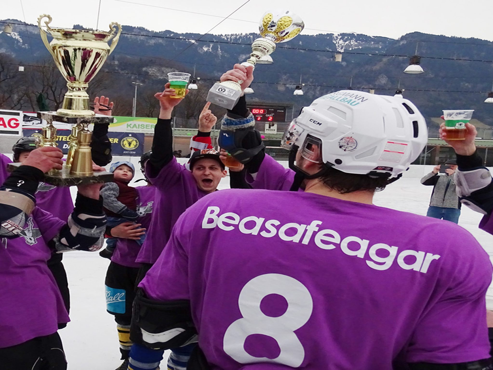 Die „Besenfeger“ gewannen das 36. Besenturnier und den Wanderpokal für drei Siege hintereinander.