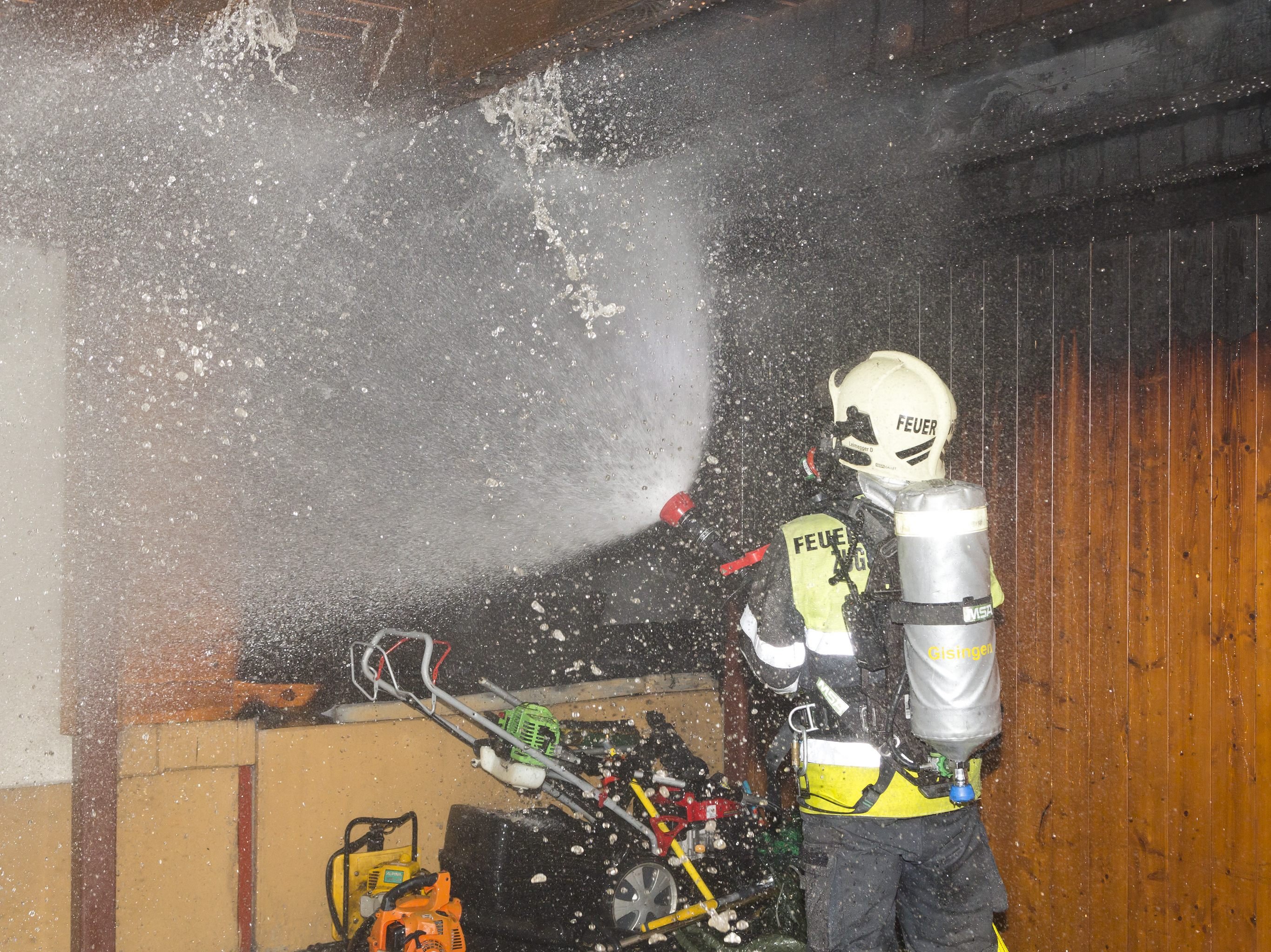 Feuerwehr konnte Schlimmeres verhindern. Feuerwehr konnte Schlimmeres verhindern.