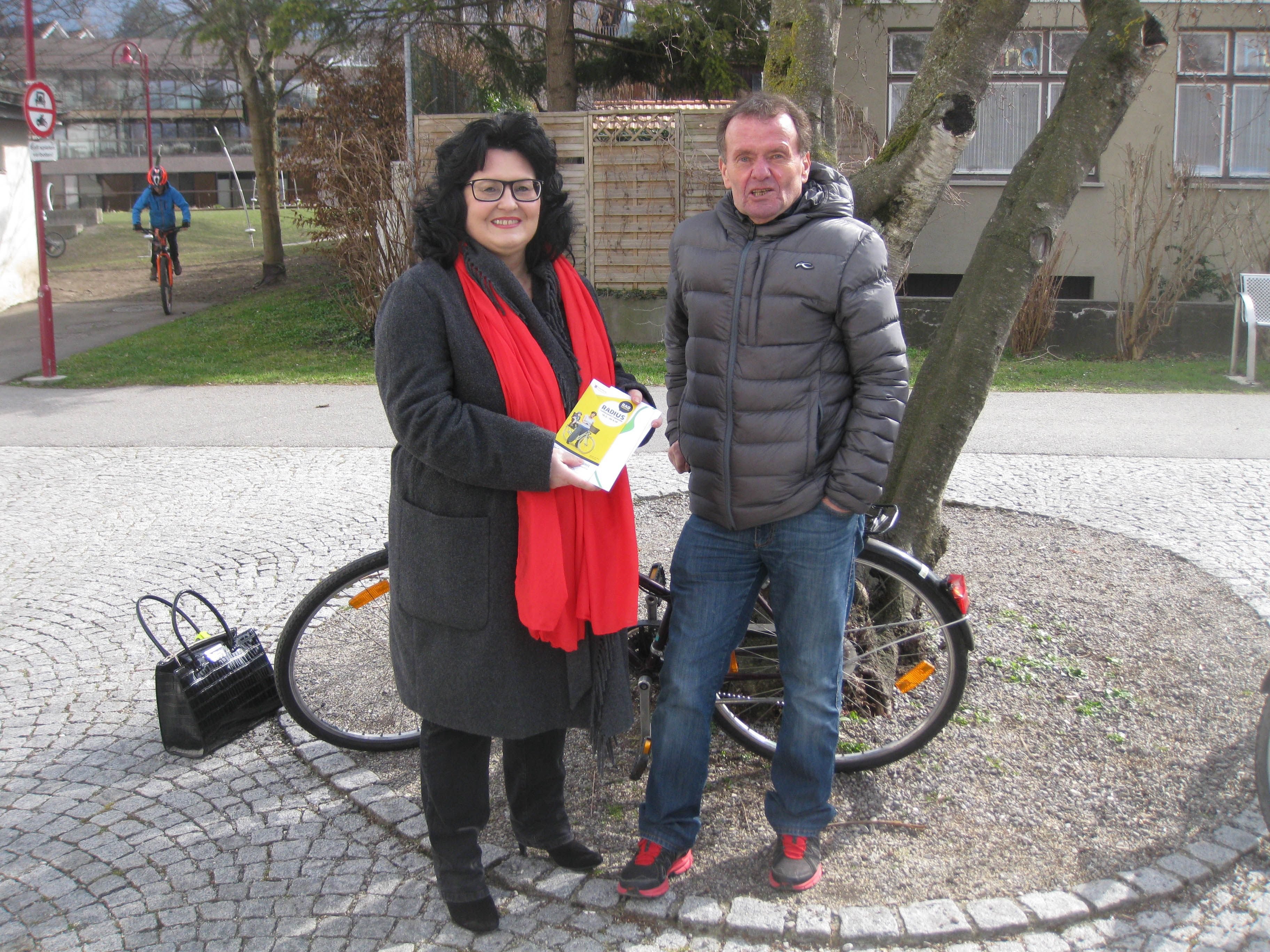 In Götzis konnte Silvia Wagner einen 20 Euro amKumma-Gutschein an Günther Kühner übergeben. In Götzis konnte Silvia Wagner einen 20 Euro amKumma-Gutschein an Günther Kühner übergeben.
