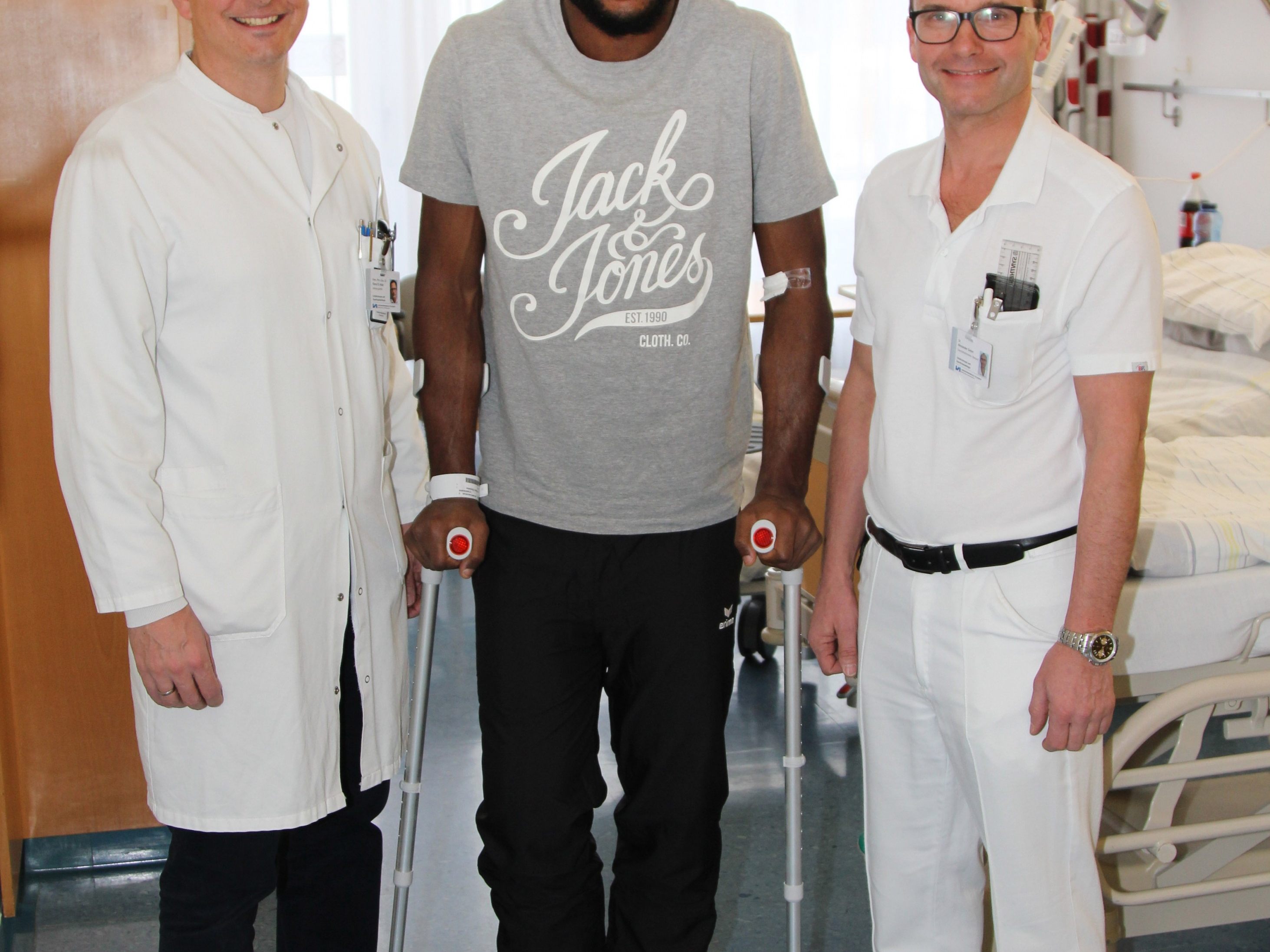 uy Christian Zock A Bep, vierfacher Internationaler Profi-Fußballer aus Kamerun und derzeit Stammspieler beim FC Sion in der Schweizer Super League, (Mitte), hat sich erfolgreich am LKH Feldkirch behandeln lassen. li.: Prim. Doz. Dr. René El Attal; re.: OA Dr. Alexander Gohm. uy Christian Zock A Bep, vierfacher Internationaler Profi-Fußballer aus Kamerun und derzeit Stammspieler beim FC Sion in der Schweizer Super League, (Mitte), hat sich erfolgreich am LKH Feldkirch behandeln lassen. li.: Prim. Doz. Dr. René El Attal; re.: OA Dr. Alexander Gohm.