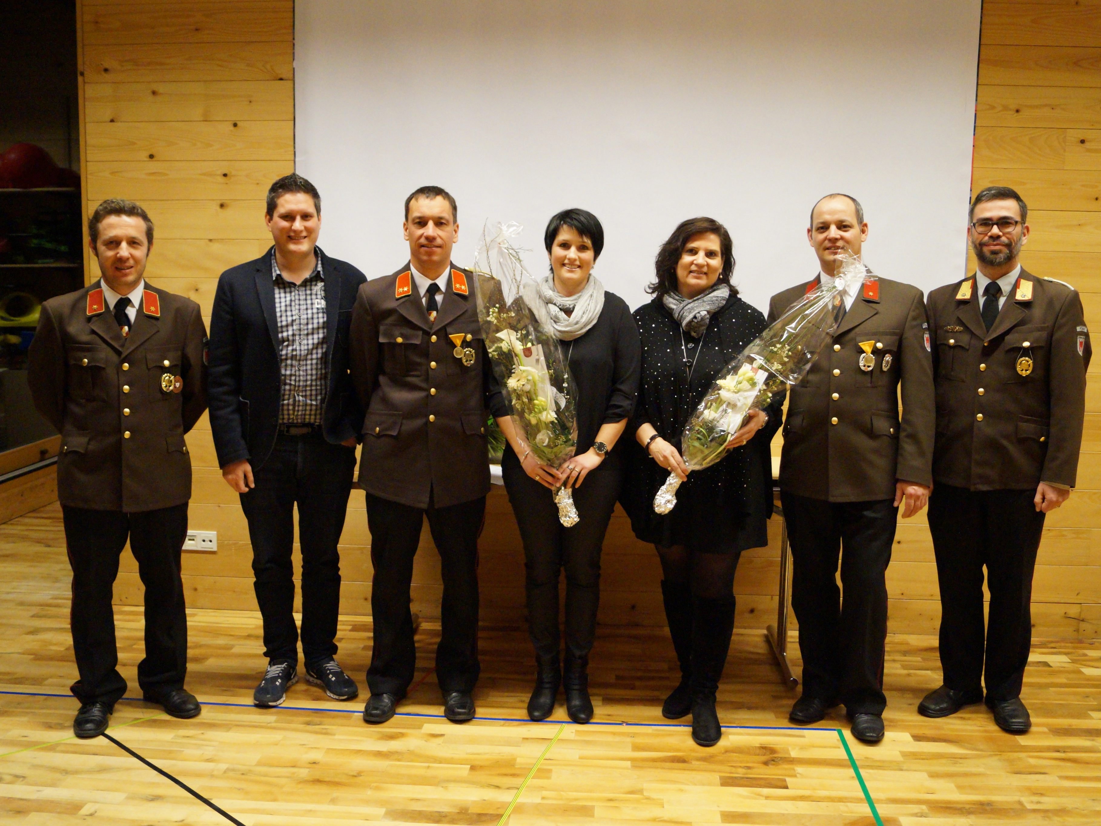 Wurden für 25 Jahre Mitgliedschaft bei der Feuerwehr Fraxern geehrt: Kdt. Bernd Nachbaur (3.v.li.) und Kassier Werner Nachbaur (2.v.re.) Wurden für 25 Jahre Mitgliedschaft bei der Feuerwehr Fraxern geehrt: Kdt. Bernd Nachbaur (3.v.li.) und Kassier Werner Nachbaur (2.v.re.)