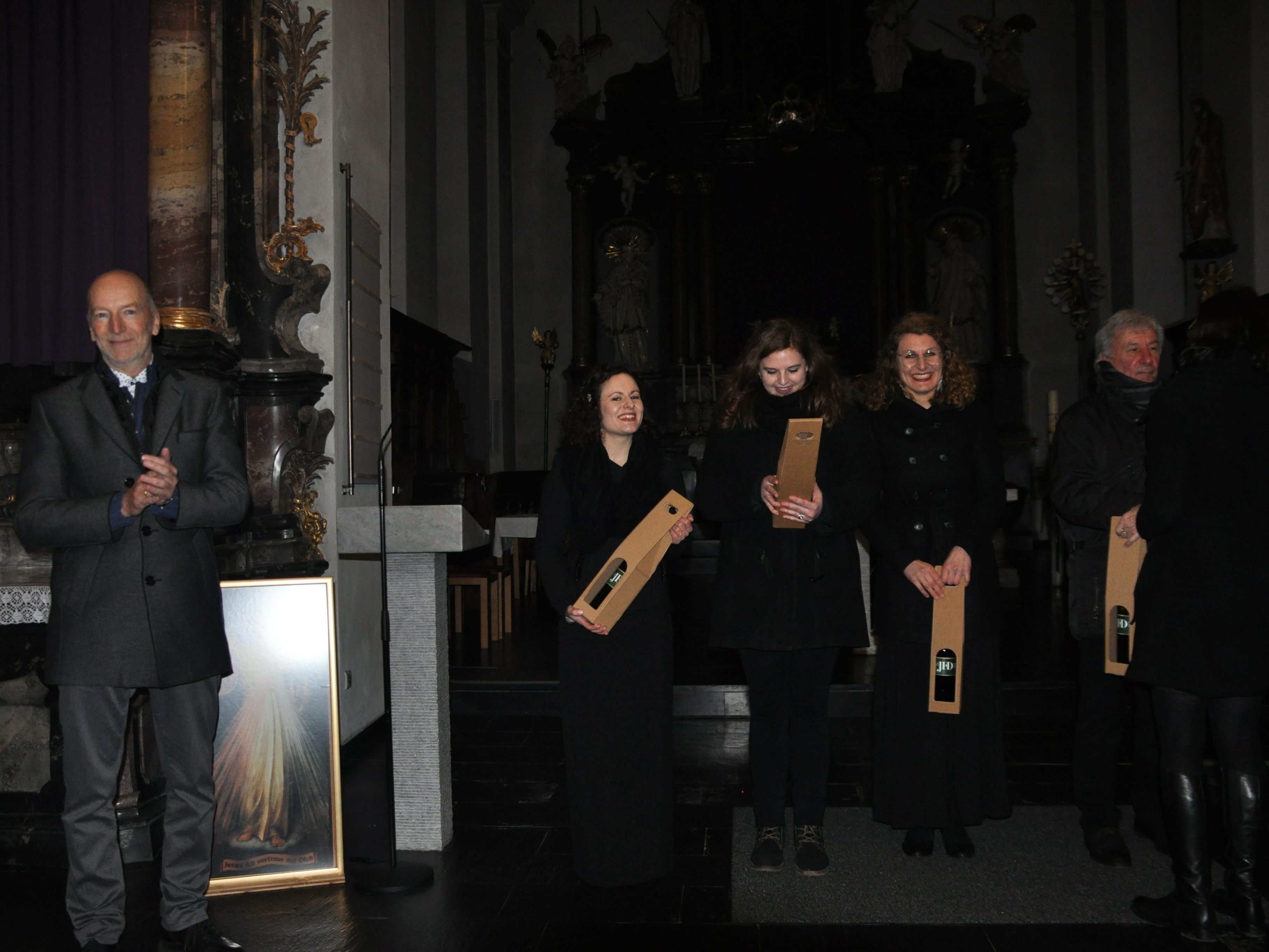 v.l. Karl-Heinz Worsch, Julia Großsteiner, Anna Welte, Viktoria Türtscher, Prof. Bruno Oberhammer, v.l. Karl-Heinz Worsch, Julia Großsteiner, Anna Welte, Viktoria Türtscher, Prof. Bruno Oberhammer,