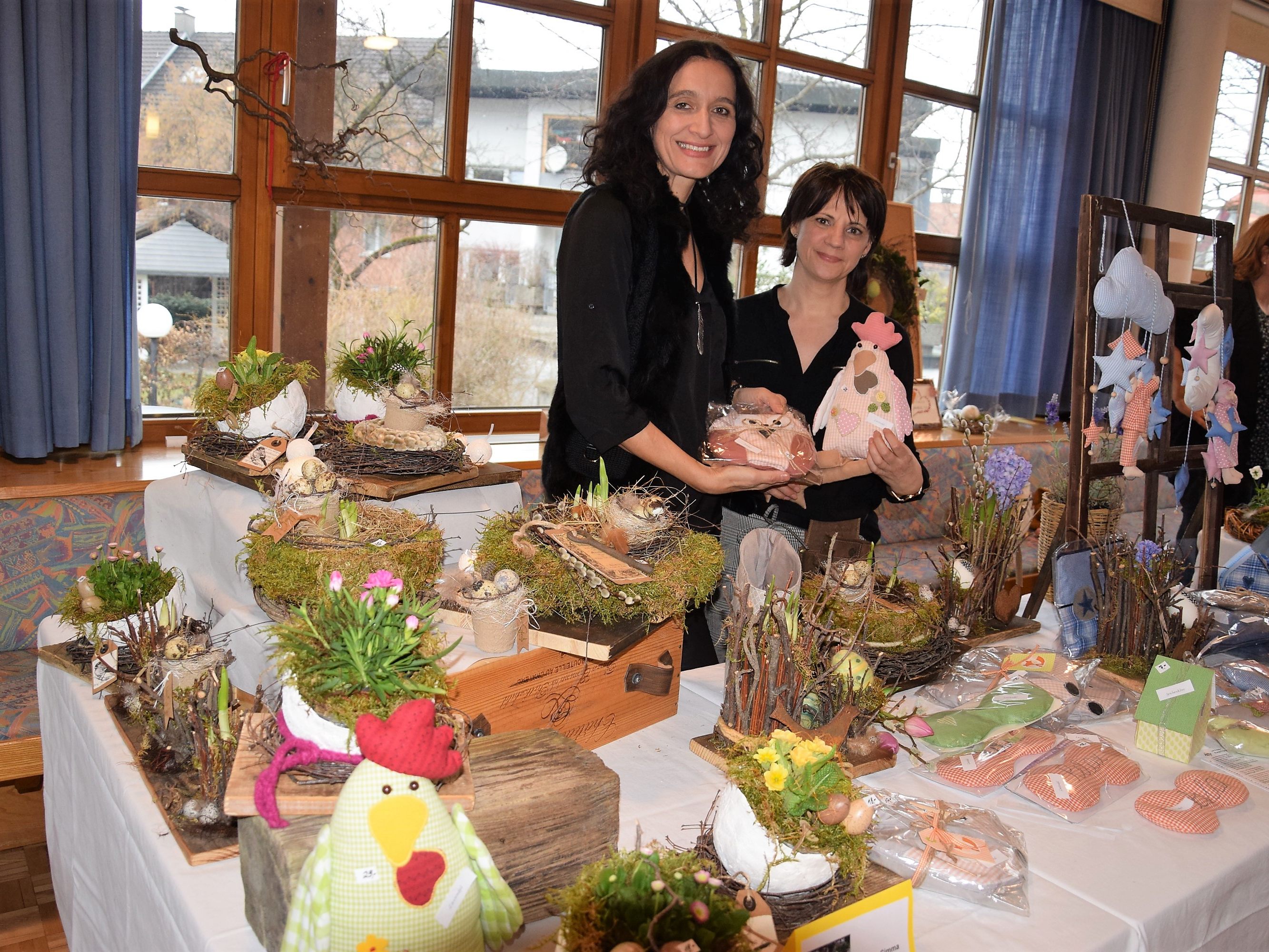 v.l. Sabine Söhnel und Sabine Simma zauberten Frühlingsgefühle in das Haus der Generationen v.l. Sabine Söhnel und Sabine Simma zauberten Frühlingsgefühle in das Haus der Generationen