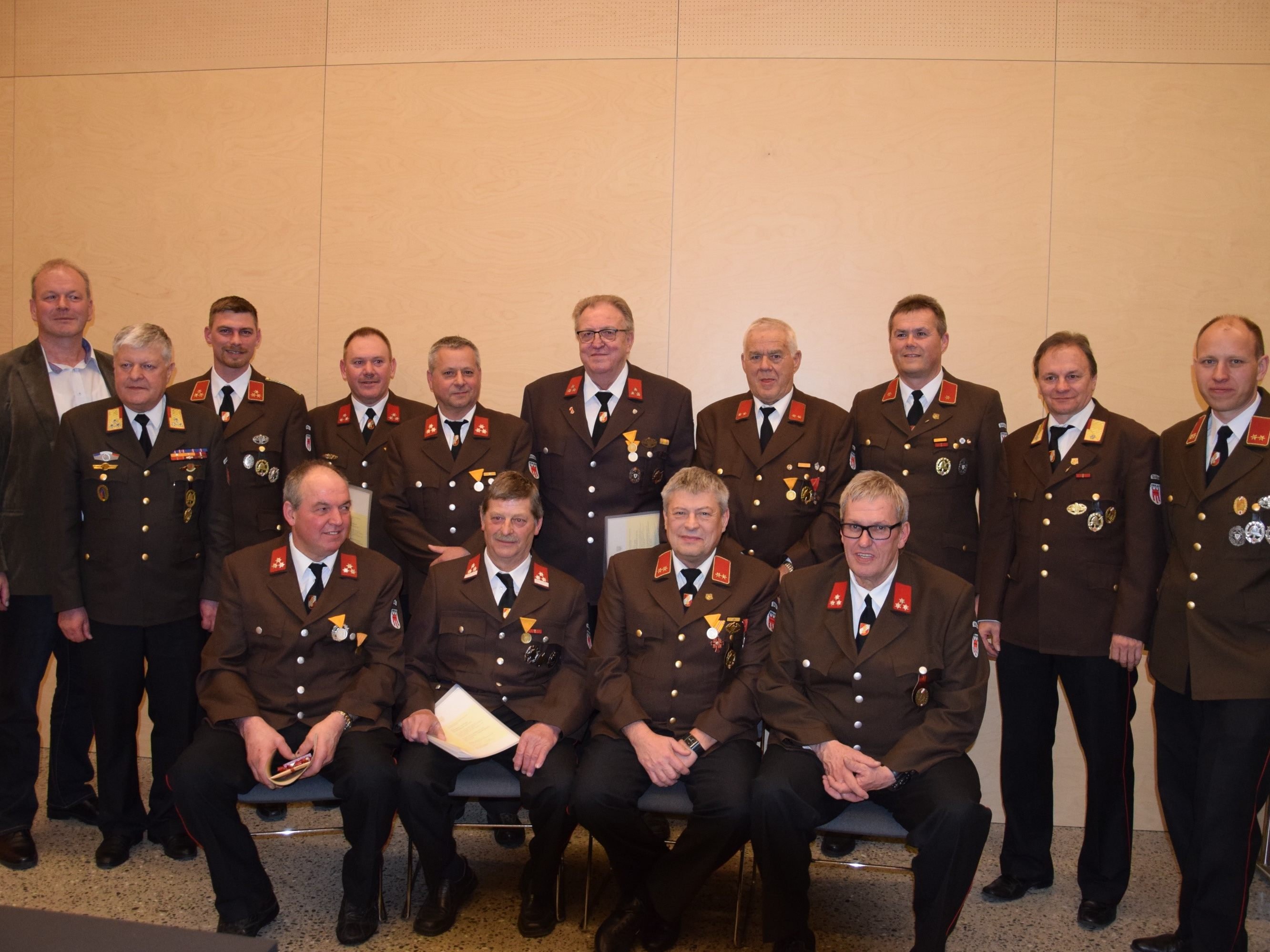 Die geehrten Feuerwehrmänner mit Bürgermeister Christian Loacker, Bezirksfeuerwehrinspektor Manfred Morscher, Kommandant Rainer Büsel, Streckenkommandant Eugen Böckle und Stv. Kommandant Alexander Bell Die geehrten Feuerwehrmänner mit Bürgermeister Christian Loacker, Bezirksfeuerwehrinspektor Manfred Morscher, Kommandant Rainer Büsel, Streckenkommandant Eugen Böckle und Stv. Kommandant Alexander Bell