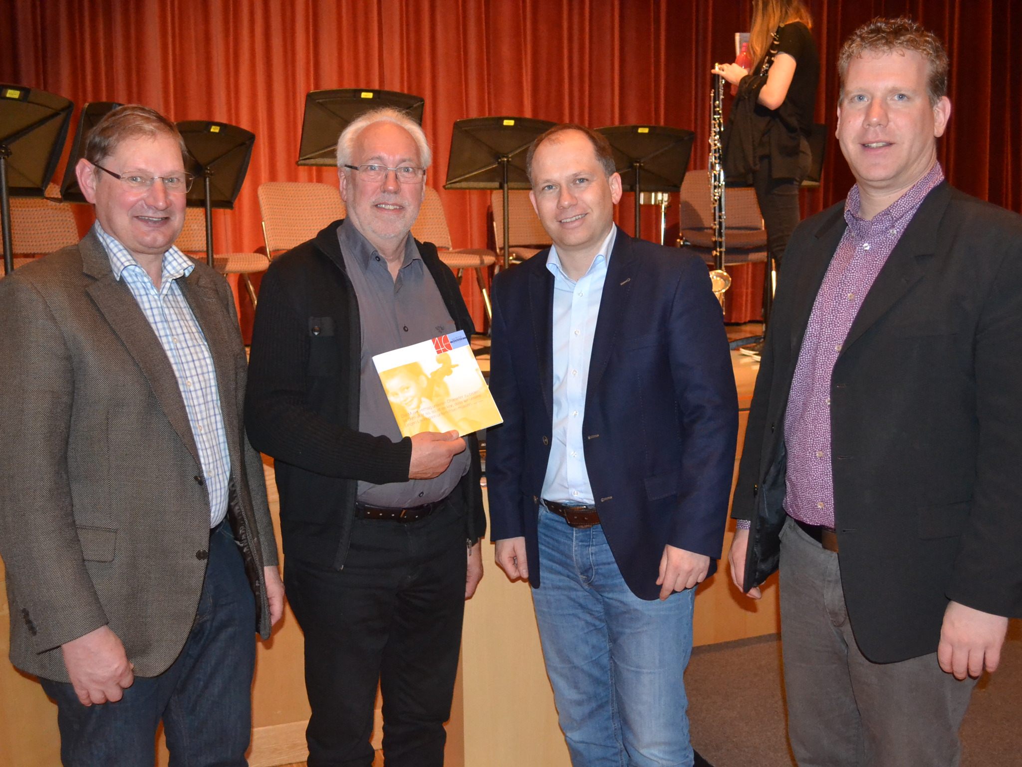 Stolz auf die Festschrift: GF Elmar Gort, Autor Peter Schmid, Obmann Peter Neier und Direktor Christian Mathis. Stolz auf die Festschrift: GF Elmar Gort, Autor Peter Schmid, Obmann Peter Neier und Direktor Christian Mathis.