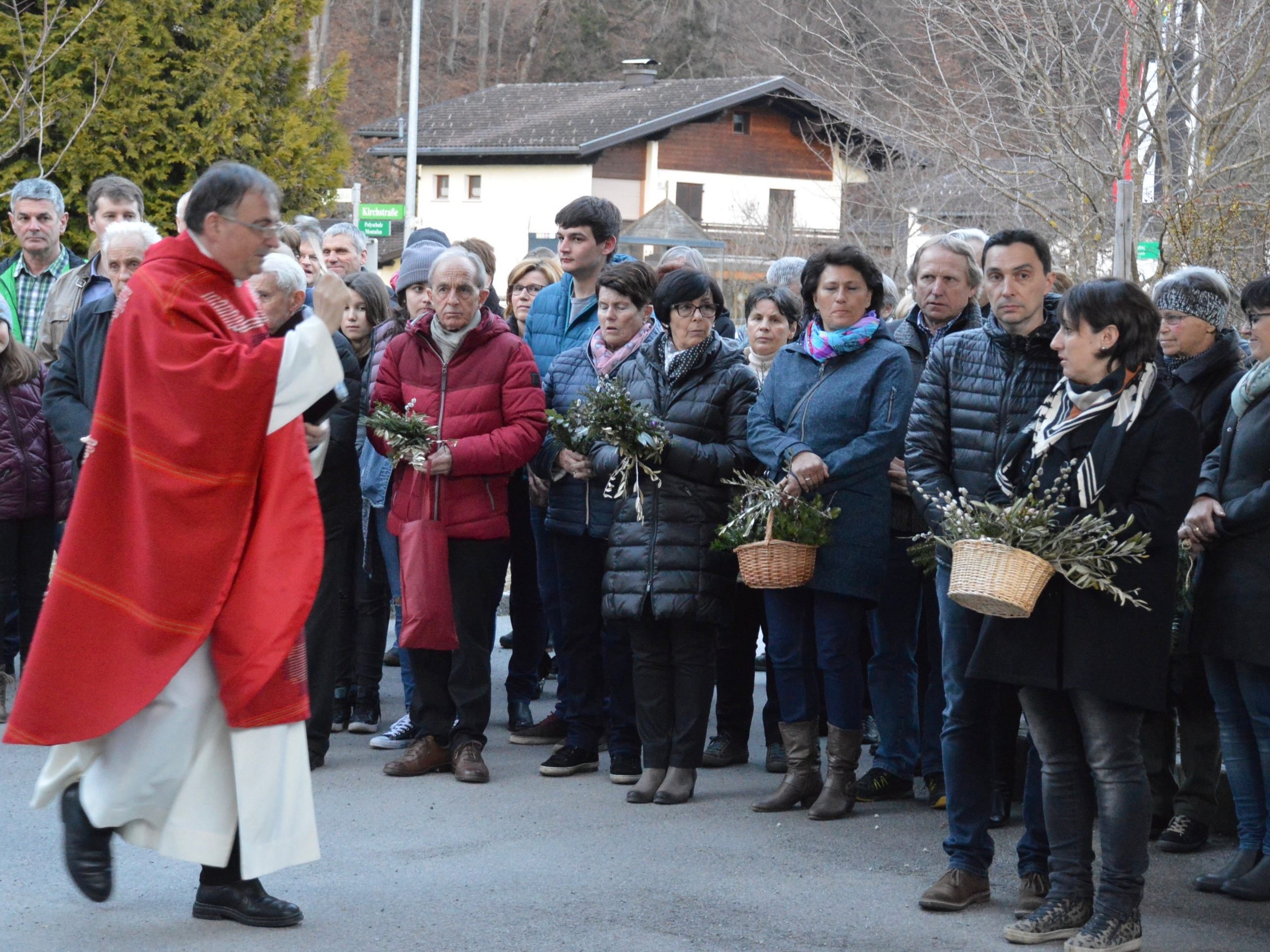 Bei der Palmweihe am Kirchplatz in Gantschier besprengte Pfarrmoderator Hans Tinkhauser die Gläubigen mit Weihwasser.