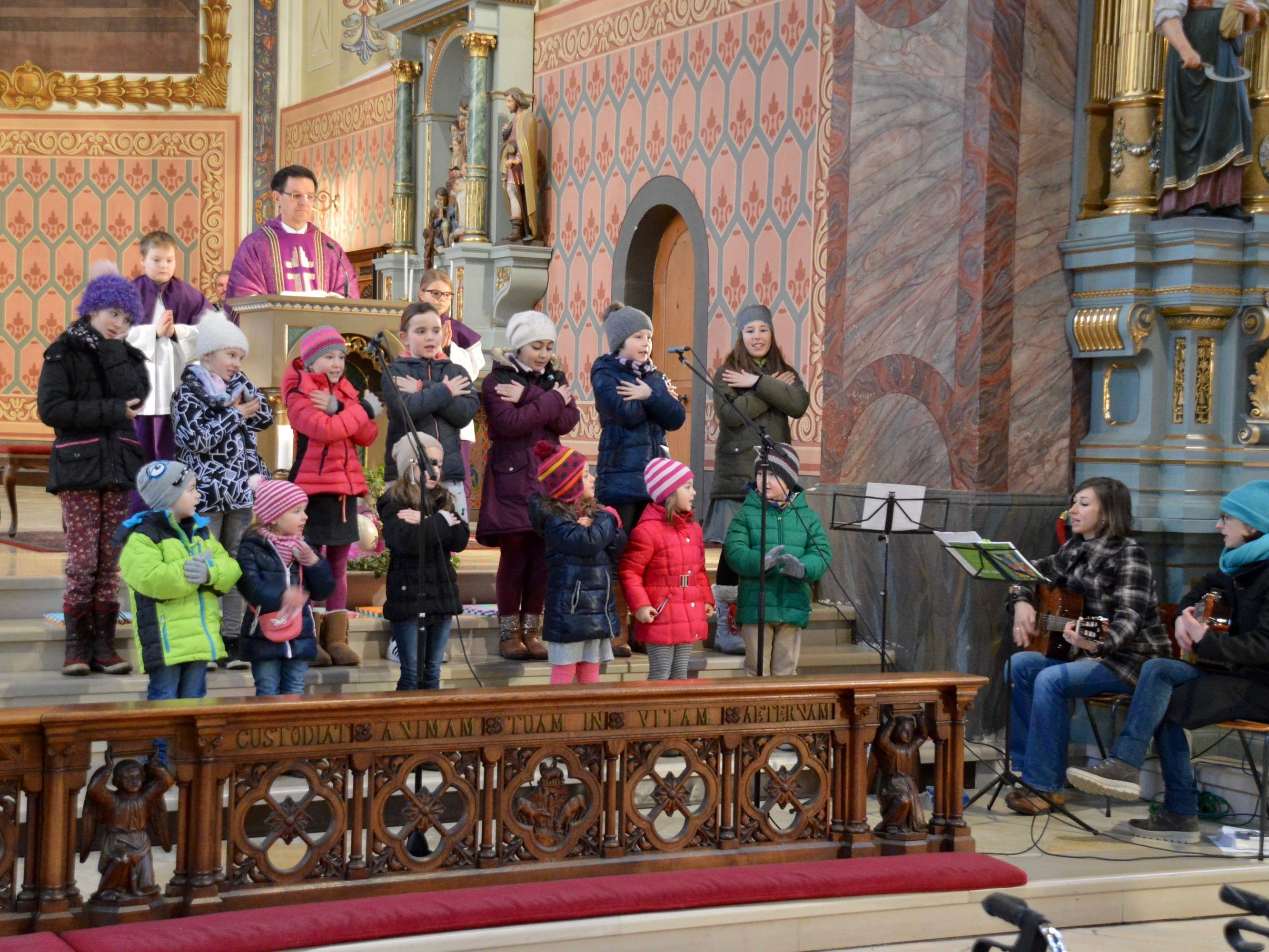 Eröffnet wurde der Suppentag mit dem Pfarrgottesdienst, der vom Schrunser Kinderchörle mitgestaltet wurde. Mit der Gemeinde feierte Missionar Pfarrer Georg Nigsch.