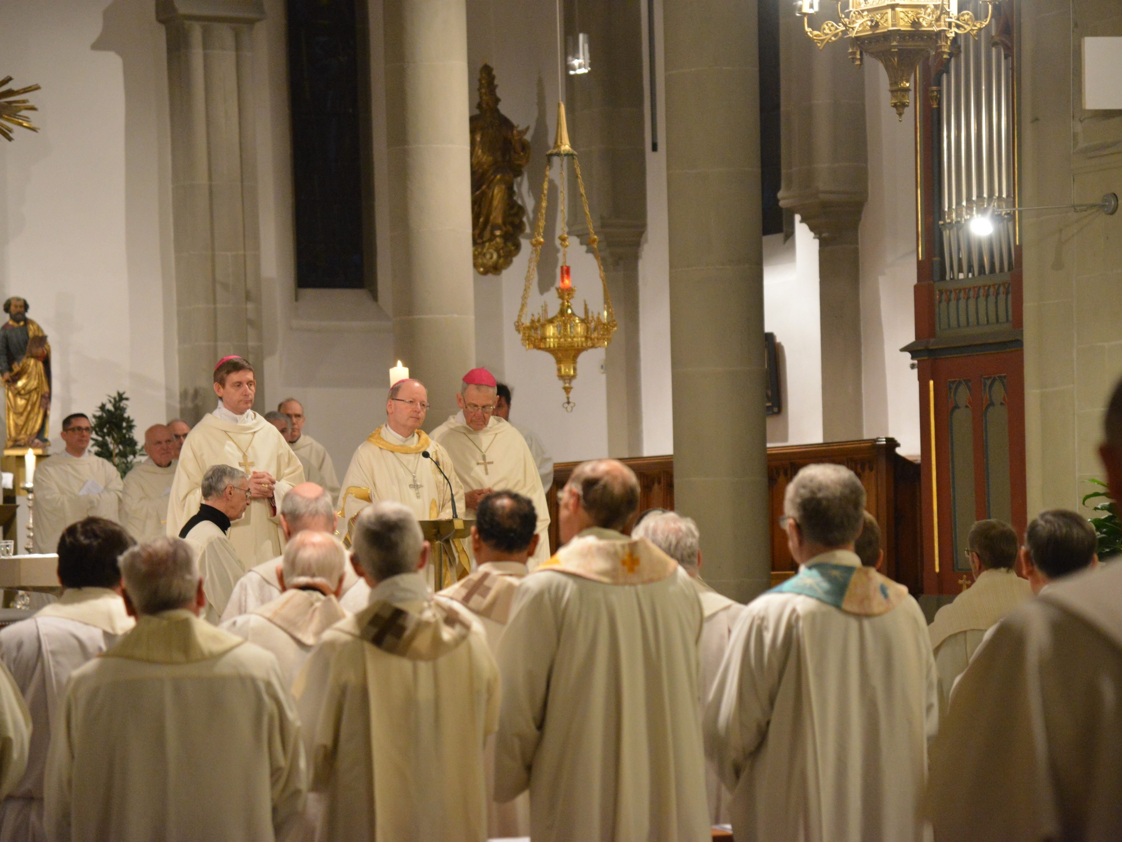 Chrisammesse mit Bischof Benno Elbs im Dom Feldkirch. Chrisammesse mit Bischof Benno Elbs im Dom Feldkirch.