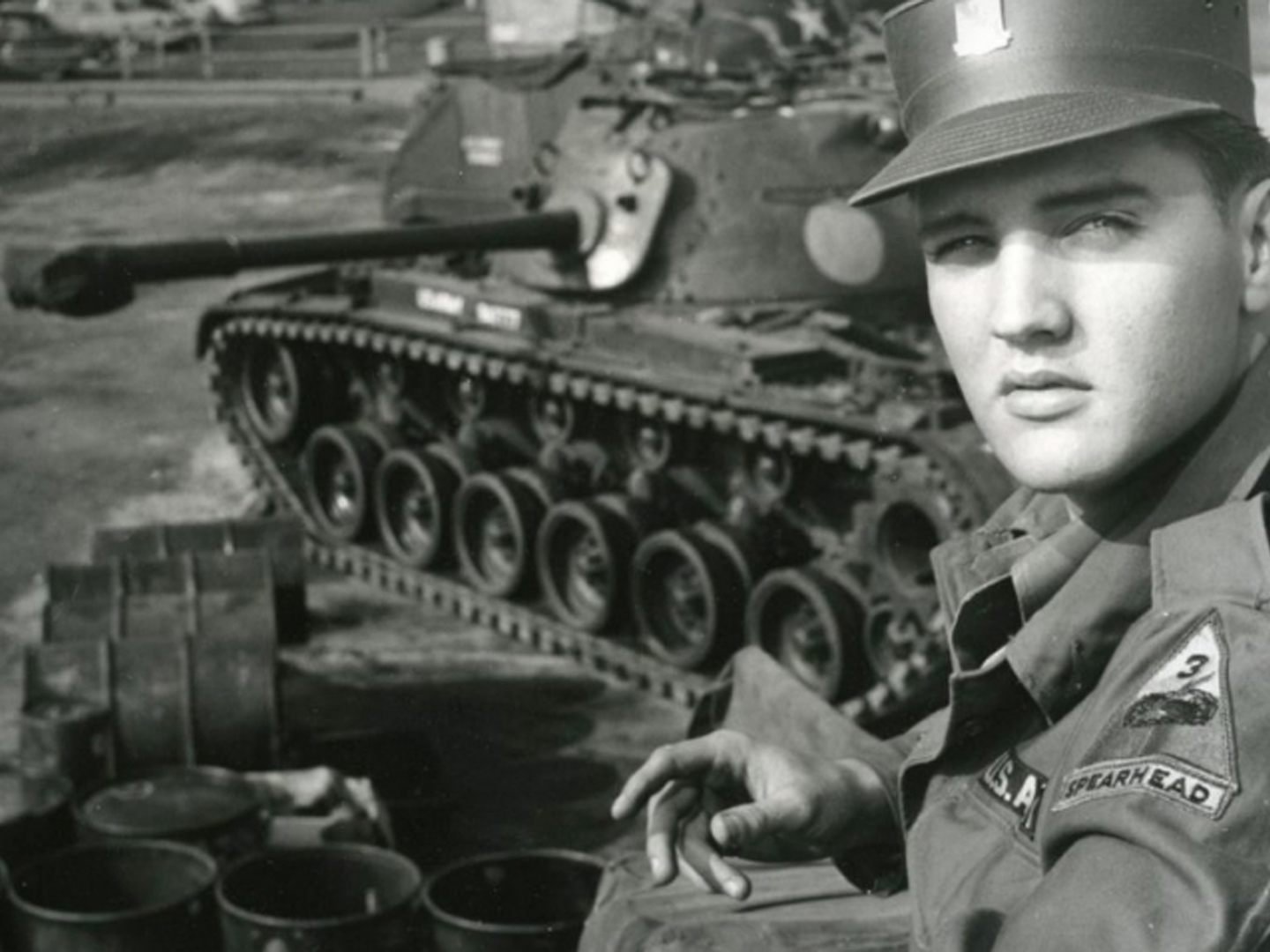 24.03.1958: Der Rock-'n'-Roll-Star Elvis Presley wird zur US-Armee nach Deutschland einberufen und in Friedberg stationiert. 24.03.1958: Der Rock-'n'-Roll-Star Elvis Presley wird zur US-Armee nach Deutschland einberufen und in Friedberg stationiert.
