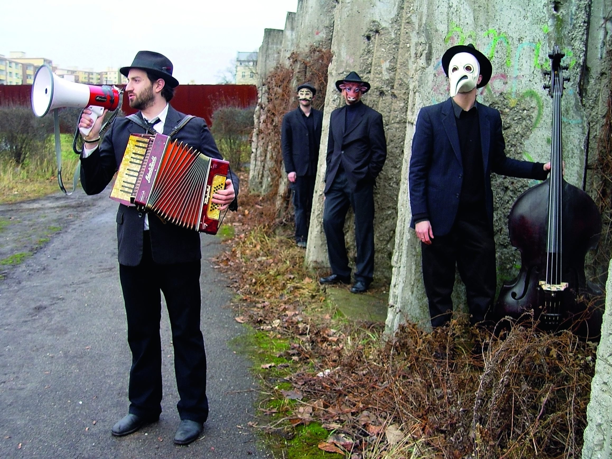 Daniel Kahn und seine Band The Painted Birds bringen Klezmer-Musik mit Punk-Attitüde ans Hohenemser Kulturfestival. Daniel Kahn und seine Band The Painted Birds bringen Klezmer-Musik mit Punk-Attitüde ans Hohenemser Kulturfestival.