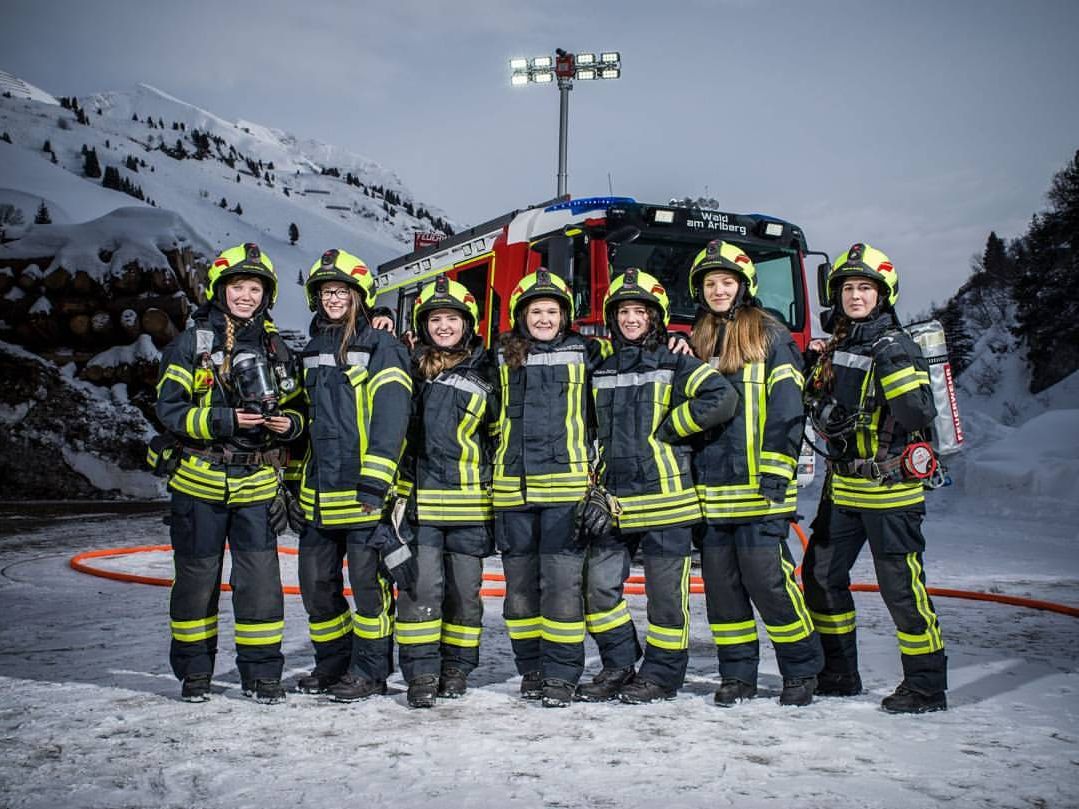 Die Feuerwehrdamen sind schon in der Wettkampfvorbereitung. Die Feuerwehrdamen sind schon in der Wettkampfvorbereitung.