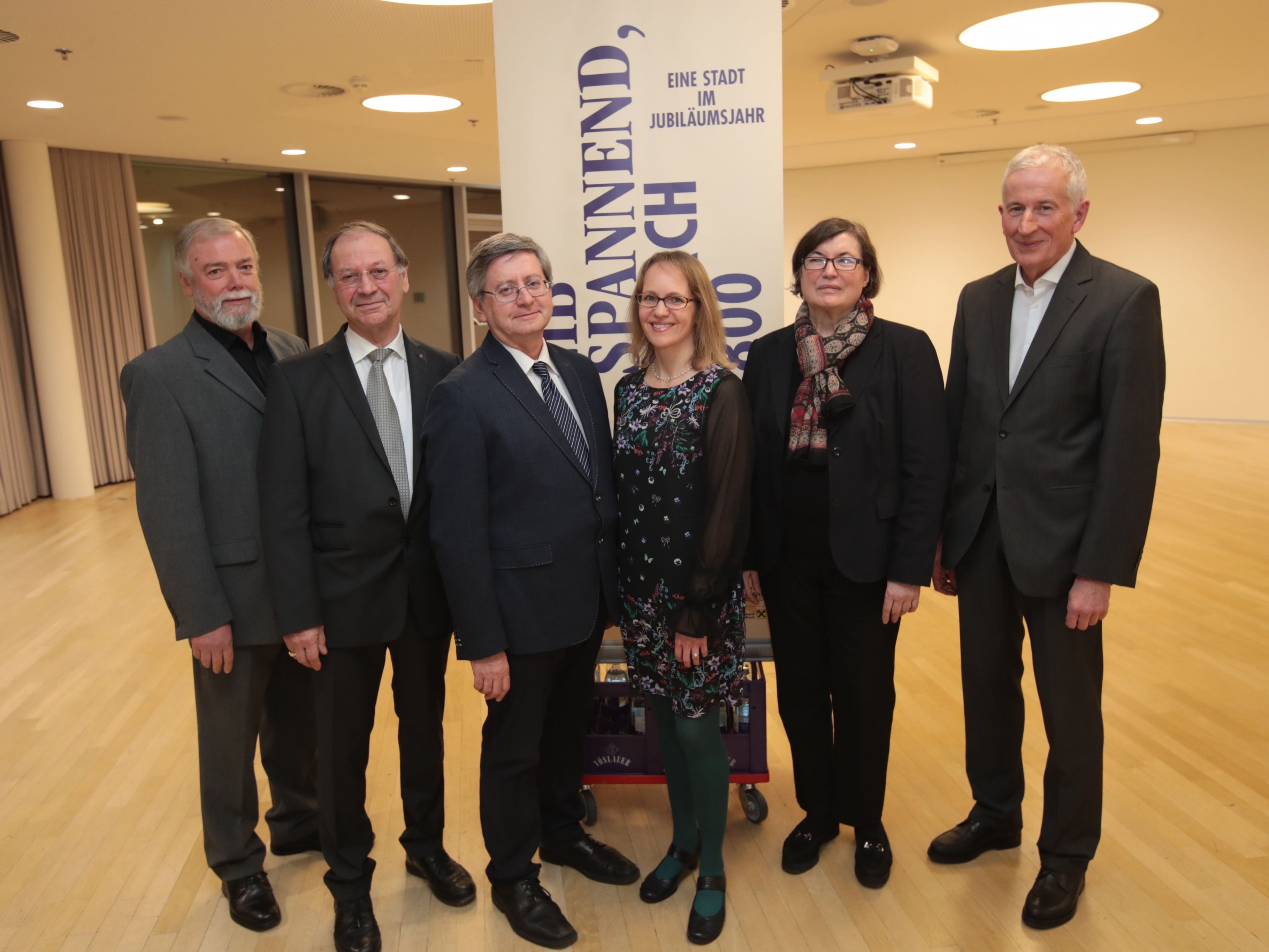 Manfred A. Getzner (l.), Albert Ruetz, Christoph Volaucnik, Autorin Anja Rhomberg sowie Festrednerin Heidemarie Uhl und Bürgermeister Wilfried Berchtold. Manfred A. Getzner (l.), Albert Ruetz, Christoph Volaucnik, Autorin Anja Rhomberg sowie Festrednerin Heidemarie Uhl und Bürgermeister Wilfried Berchtold.
