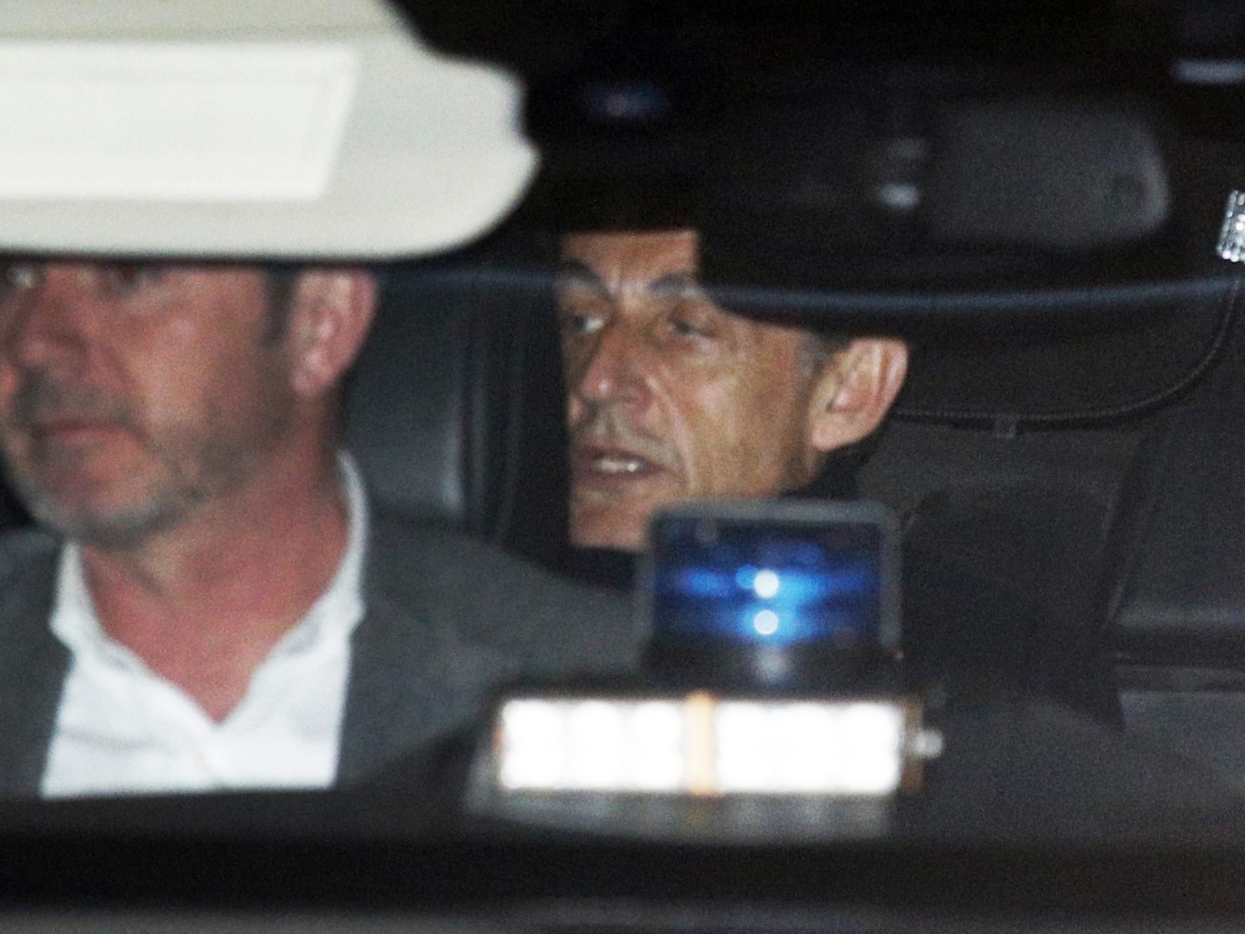 Sarkozy beim Verlassen der Polizeistation, auf der er verhört wurde.
