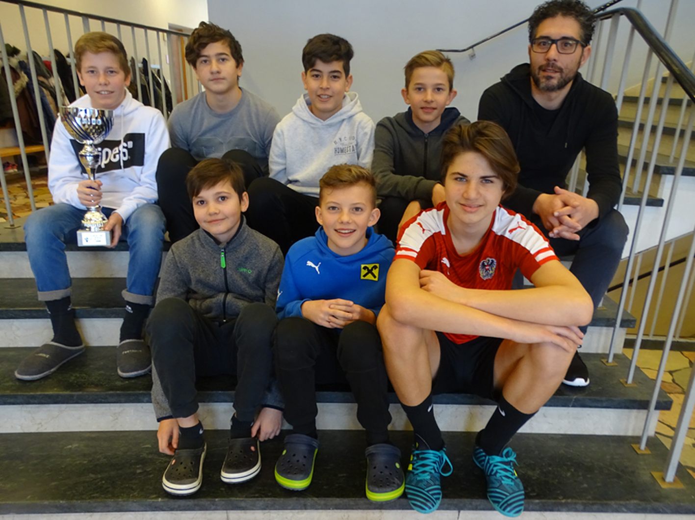 Trainer Dursun Kaya mit seiner erfolgreichen Futsal-Mannschaft. Trainer Dursun Kaya mit seiner erfolgreichen Futsal-Mannschaft.