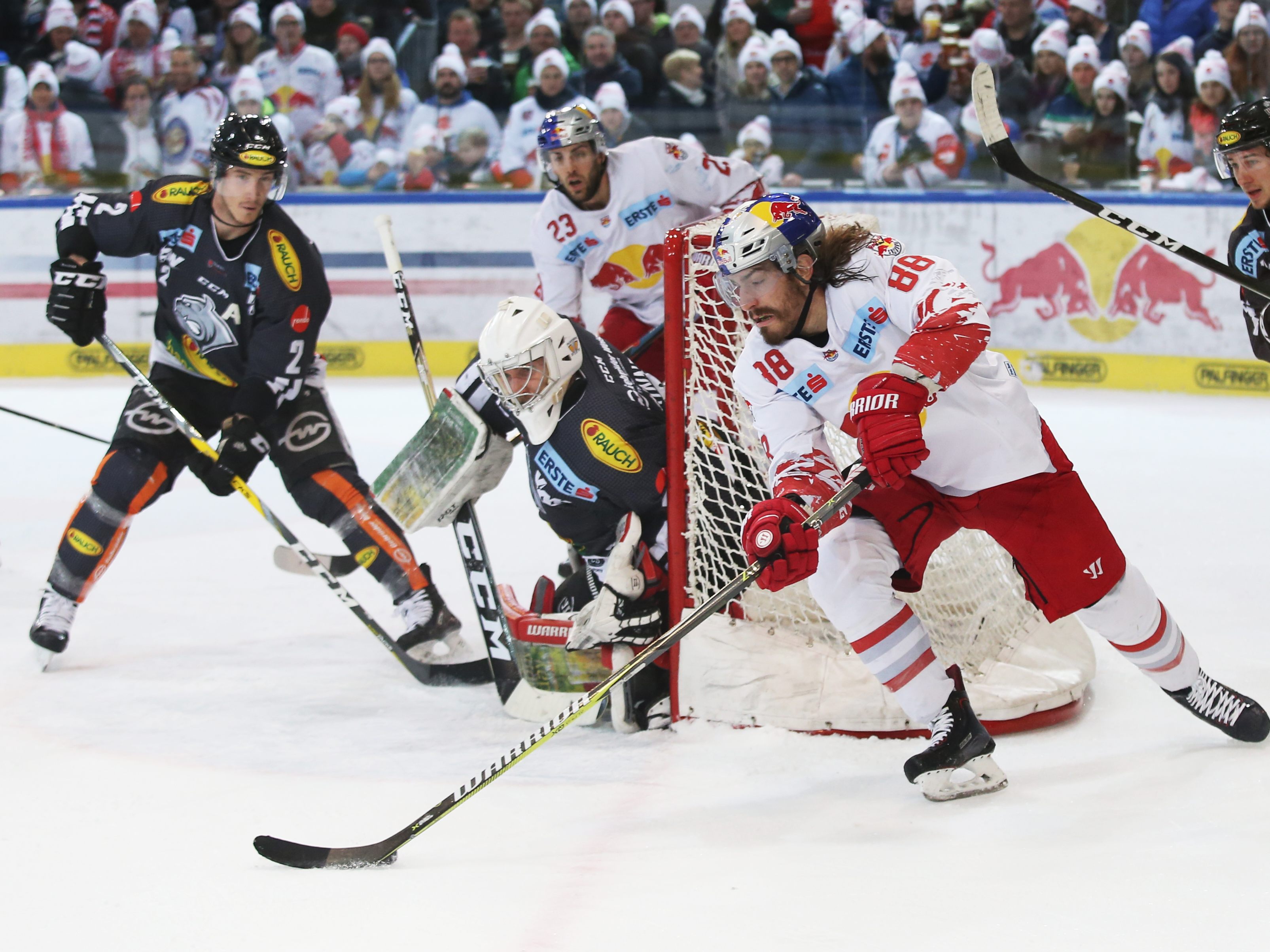 Dornbirn und Salzburg lieferten sich gleich im ersten Spiel ein hartes Duell. Dornbirn und Salzburg lieferten sich gleich im ersten Spiel ein hartes Duell.