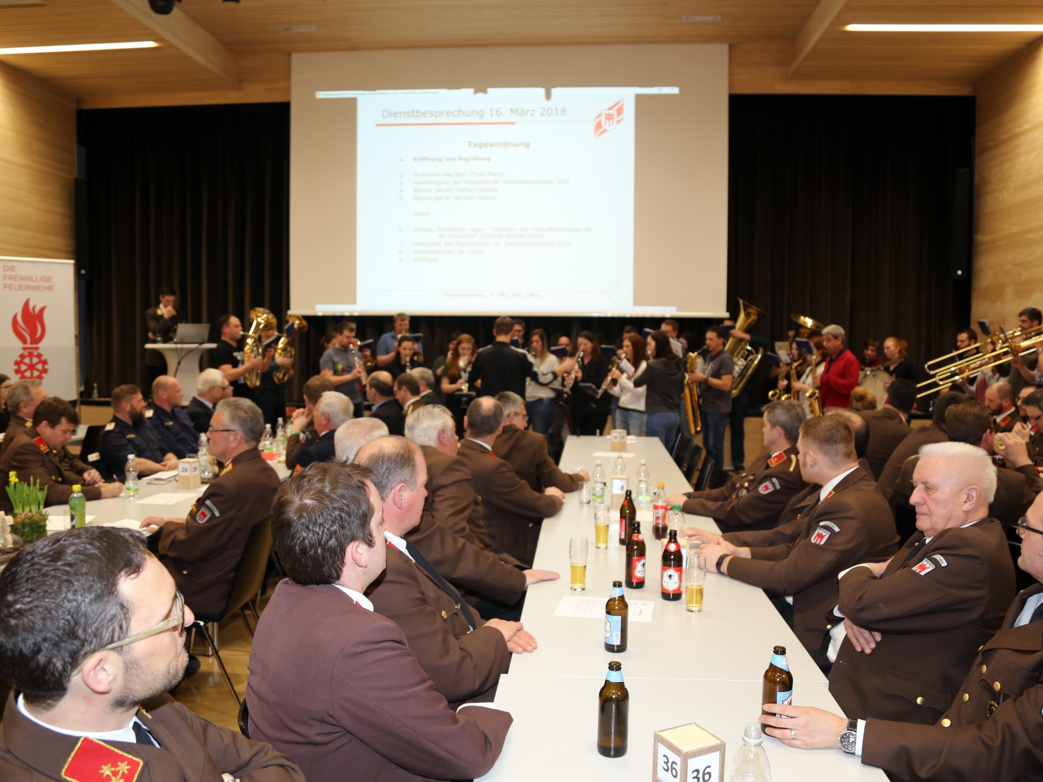 Der Musikverein Buch grüßte die Feuerwehr – Delegationen mit einem flotten Ständchen. Der Musikverein Buch grüßte die Feuerwehr – Delegationen mit einem flotten Ständchen.