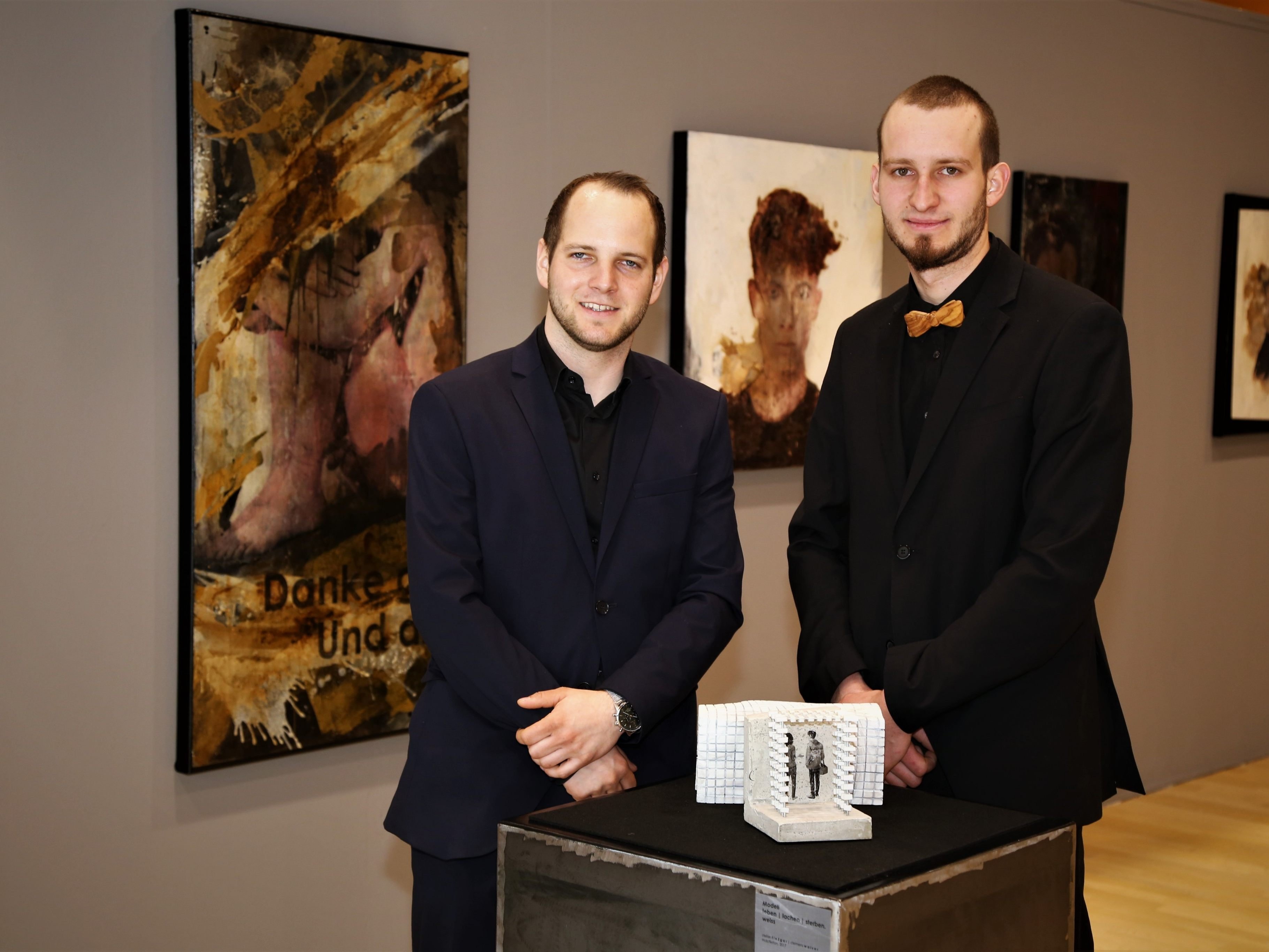 Stefan Finzgar und Clemens Walser (v. l.) luden zur Vernissage am Elisabethplatz und ins Montforthaus. Der Andrang war groß. Stefan Finzgar und Clemens Walser (v. l.) luden zur Vernissage am Elisabethplatz und ins Montforthaus. Der Andrang war groß.