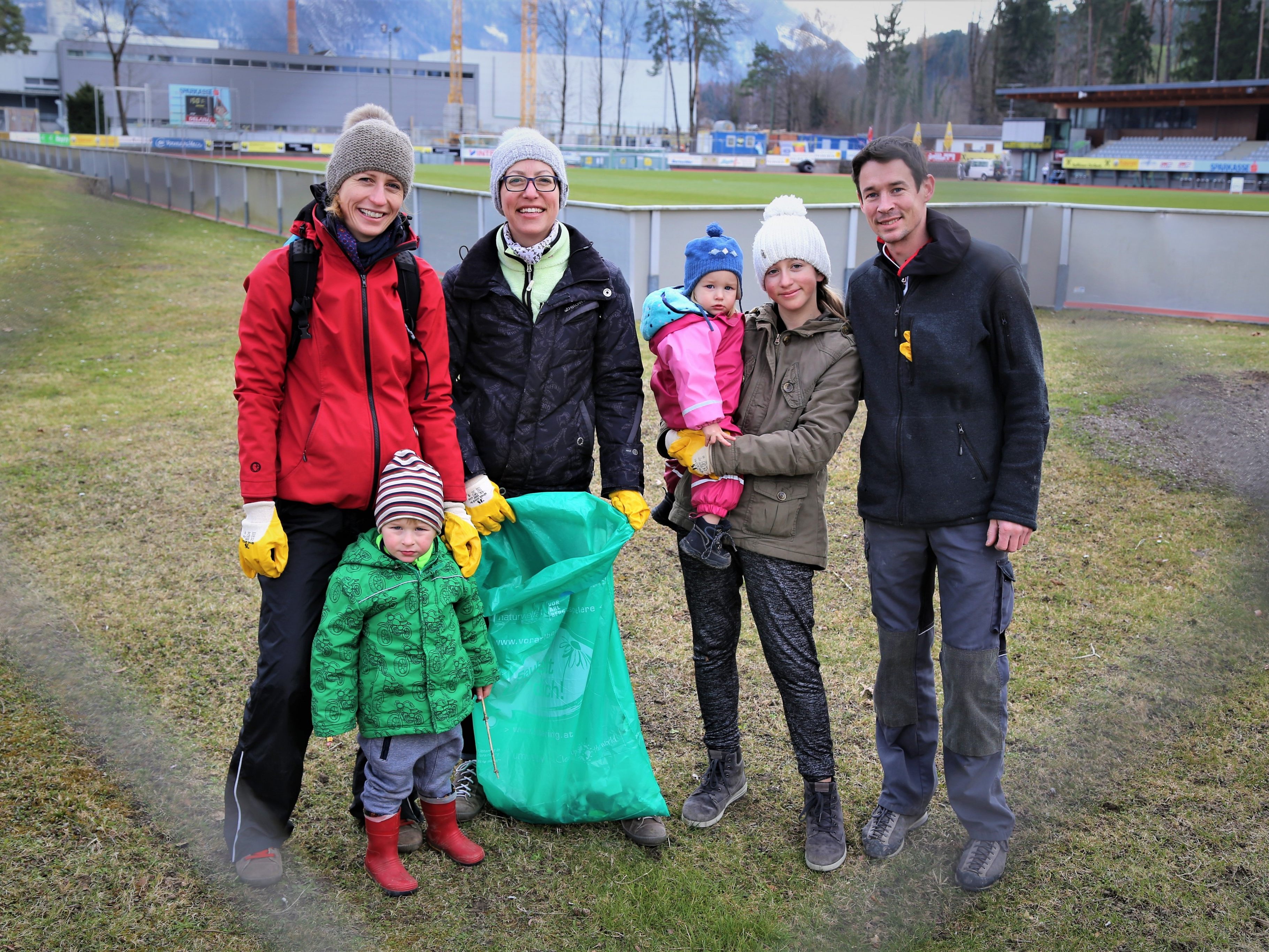 Die Mitglieder des Turnvereins Gisingen brachten ihr Stadion wieder zum Glänzen. Die Mitglieder des Turnvereins Gisingen brachten ihr Stadion wieder zum Glänzen.
