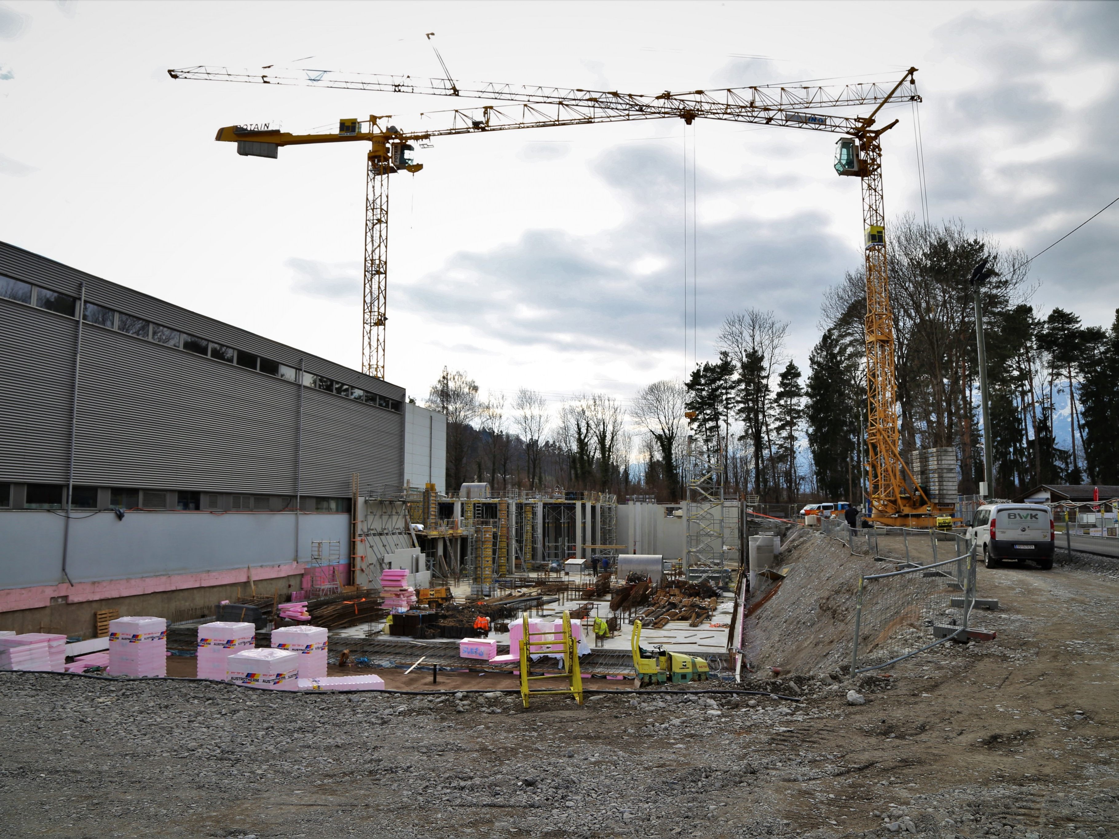 Noch bis Frühling 2019 dauern die Arbeiten am Neubauprojekt der Vorarlbergmilch an. Es entsteht ein neues Käsehochlager. Noch bis Frühling 2019 dauern die Arbeiten am Neubauprojekt der Vorarlbergmilch an. Es entsteht ein neues Käsehochlager.