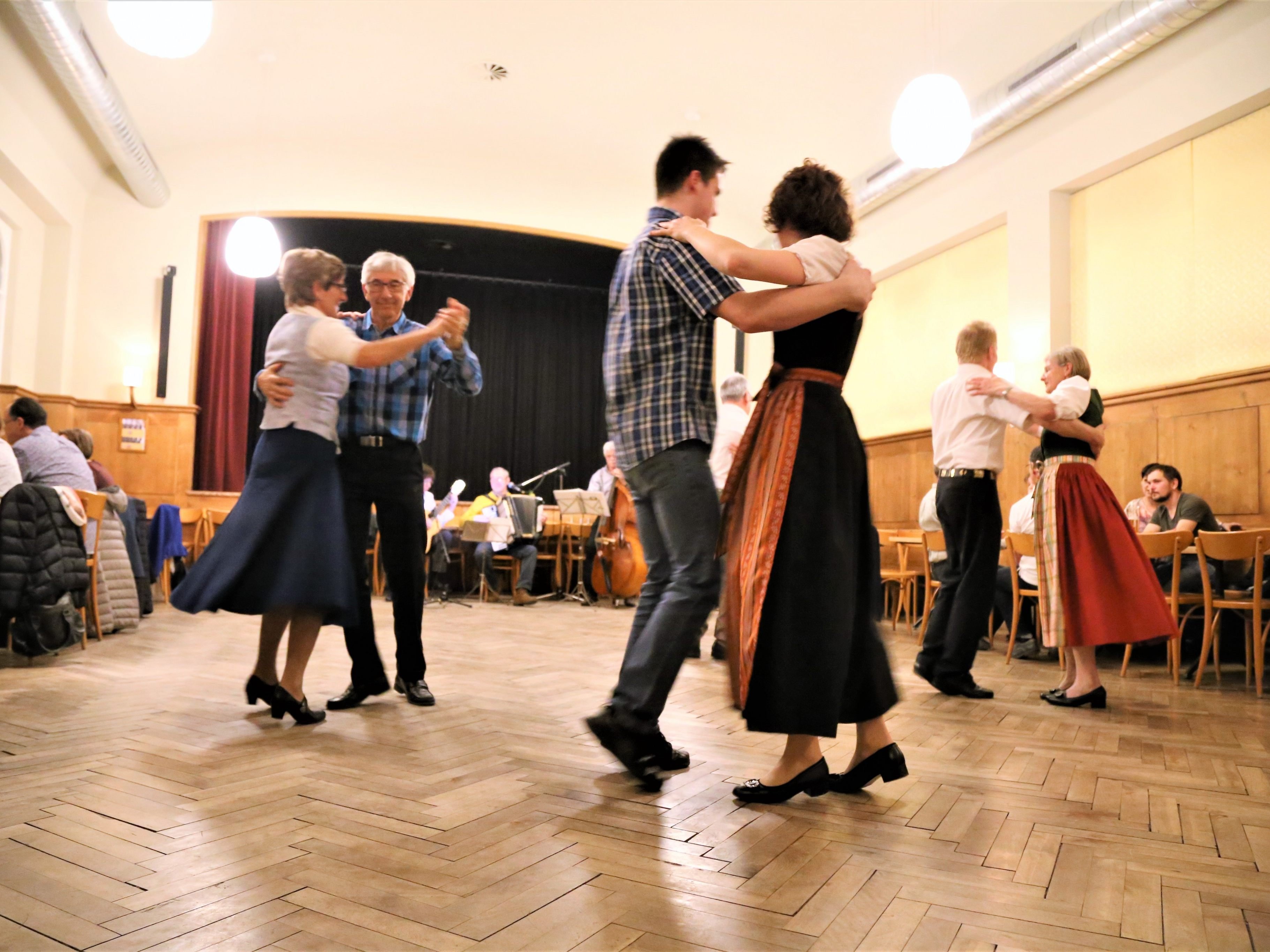 Volksmusik und Tanz mit den Volksmusikanten war vergangenen Freitag im Saal der Braugaststätte Löwen in Feldkirch-Tisis ein voller Erfolg.