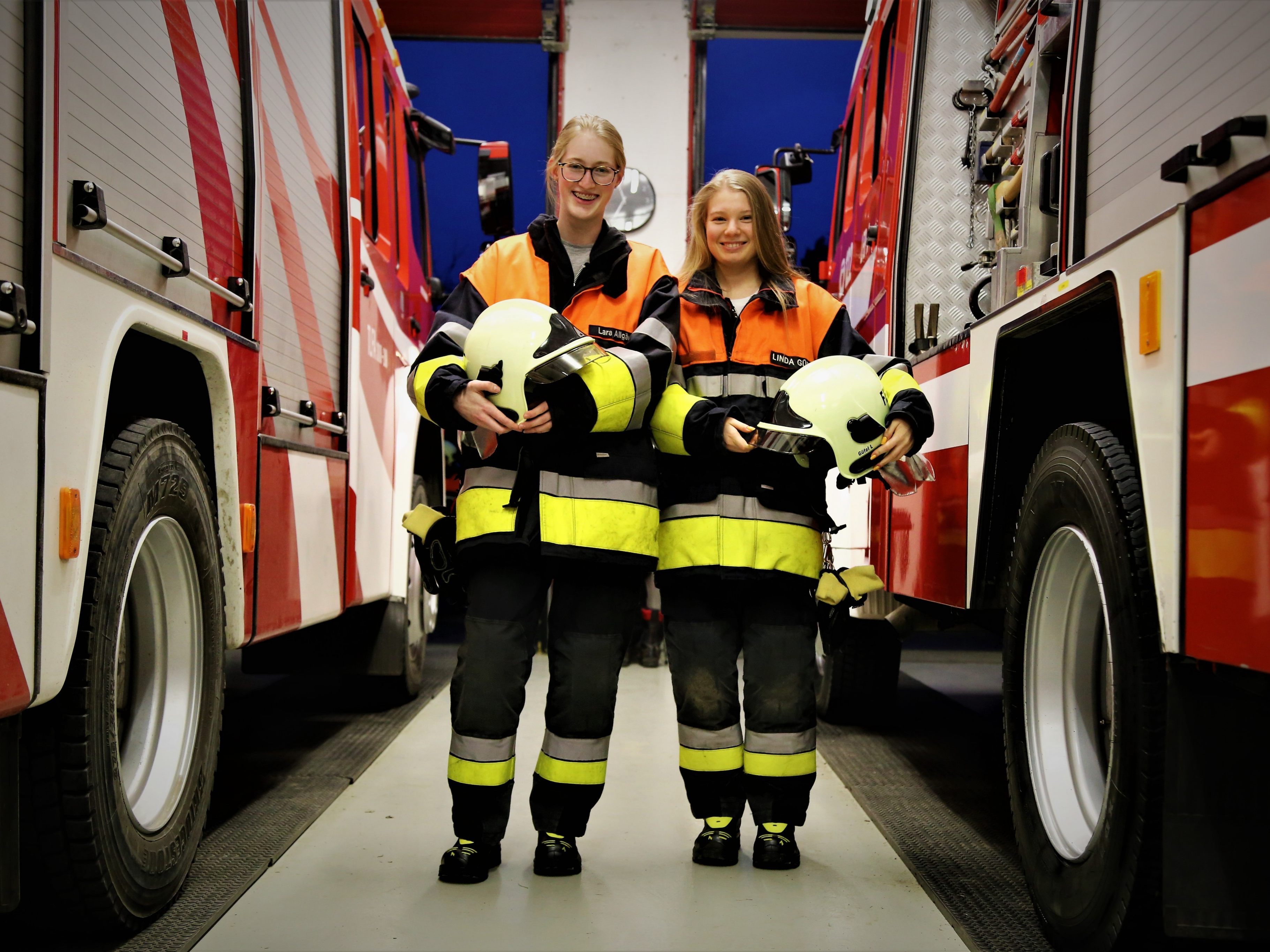 Diese Feuerwehrfrauen zeigen großen Einsatz.