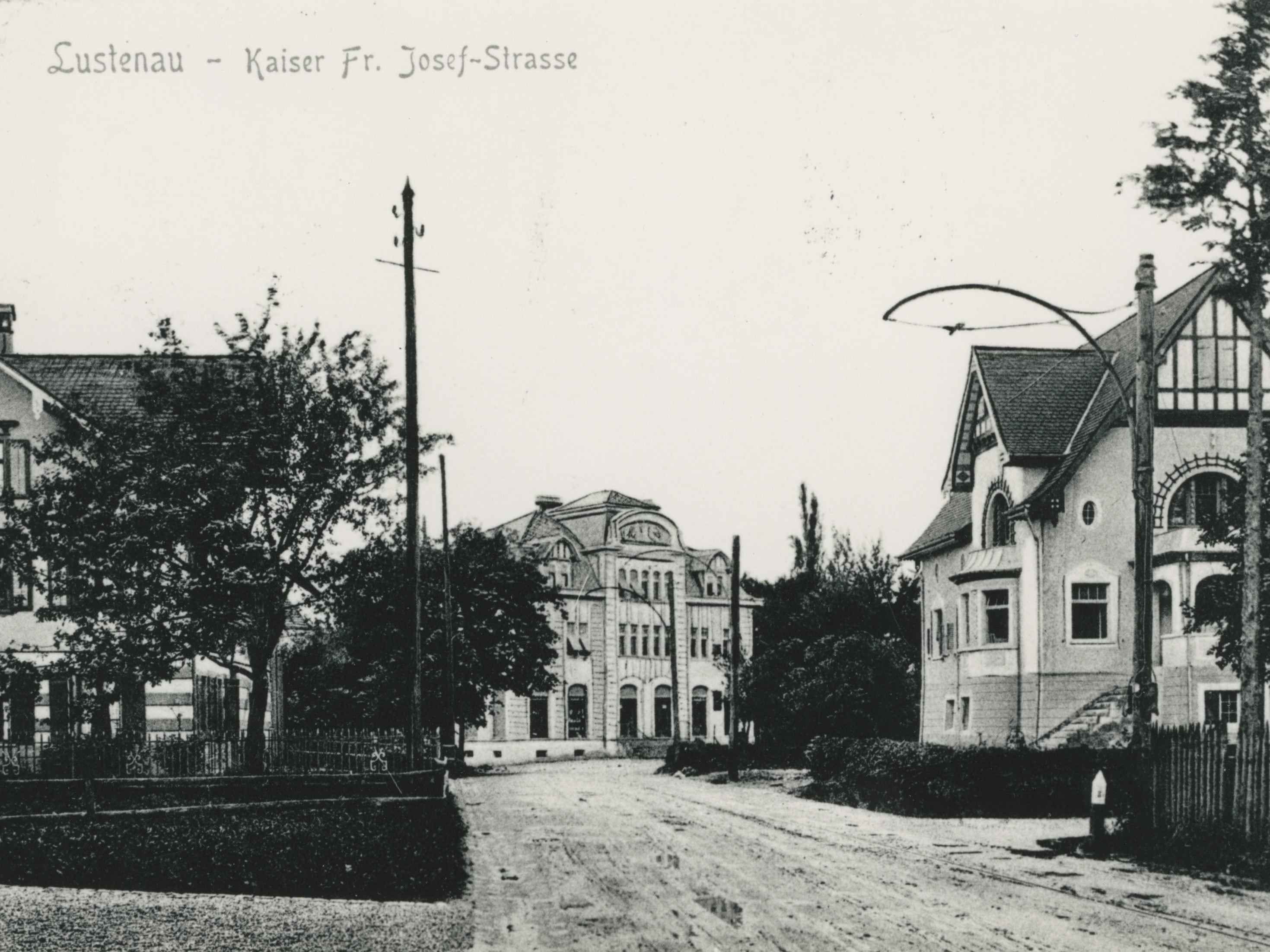 Kaiser-Franz-Josef-Straße, im Hintergrund die alte Raiffeisenbank. Kaiser-Franz-Josef-Straße, im Hintergrund die alte Raiffeisenbank.