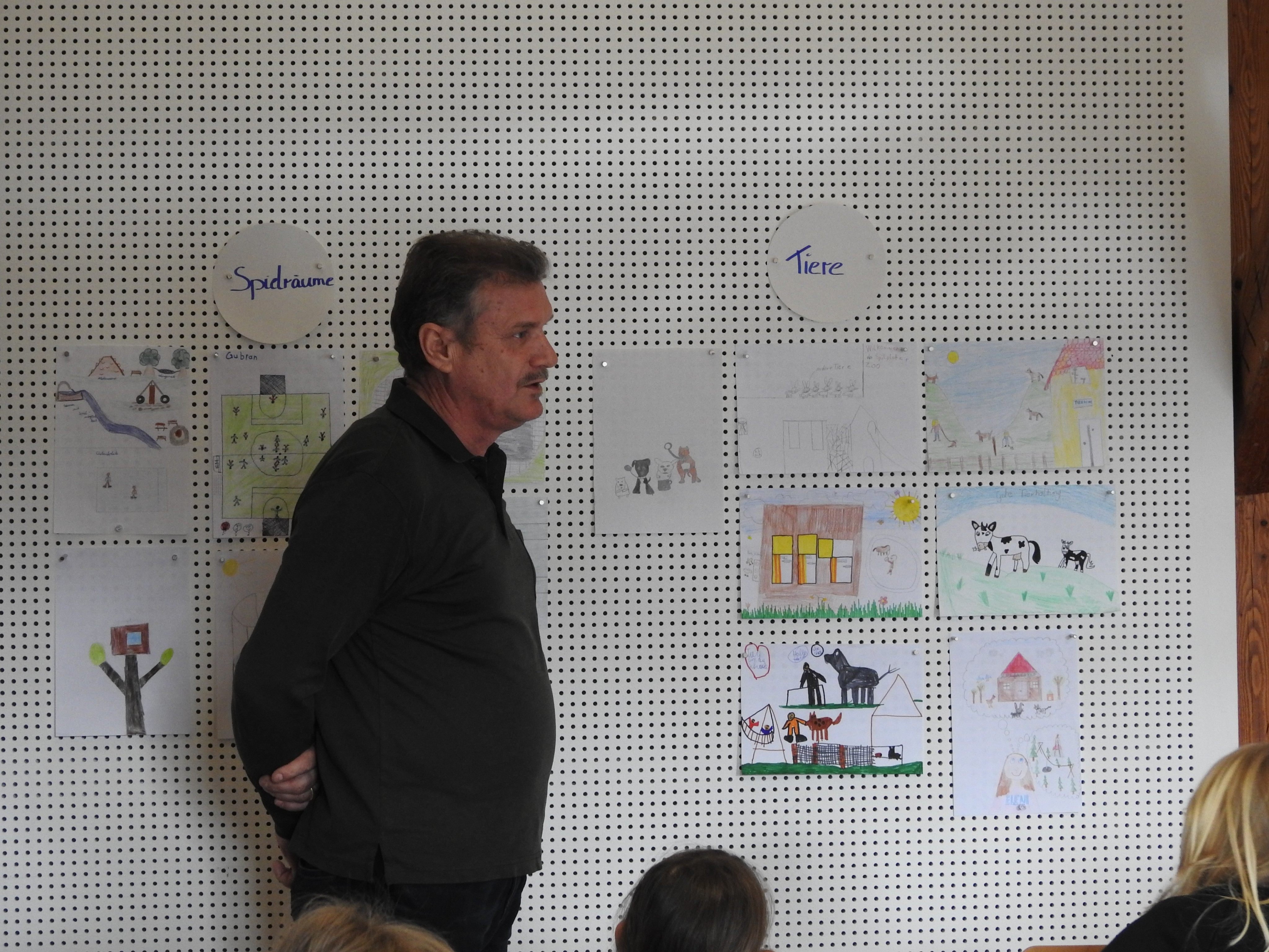 Bürgermeister Anton Metzler zeigt großes Interesse für die Anliegen der Kinder Bürgermeister Anton Metzler zeigt großes Interesse für die Anliegen der Kinder