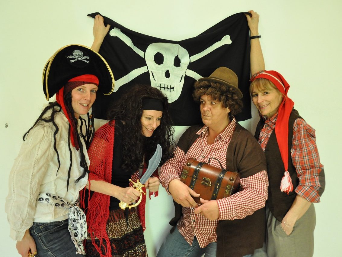 Die Kindertheatergruppe Höchst ist mit dem Stück „Die Piraten kommen!“ zu Gast in Langenegg. Die Kindertheatergruppe Höchst ist mit dem Stück „Die Piraten kommen!“ zu Gast in Langenegg.