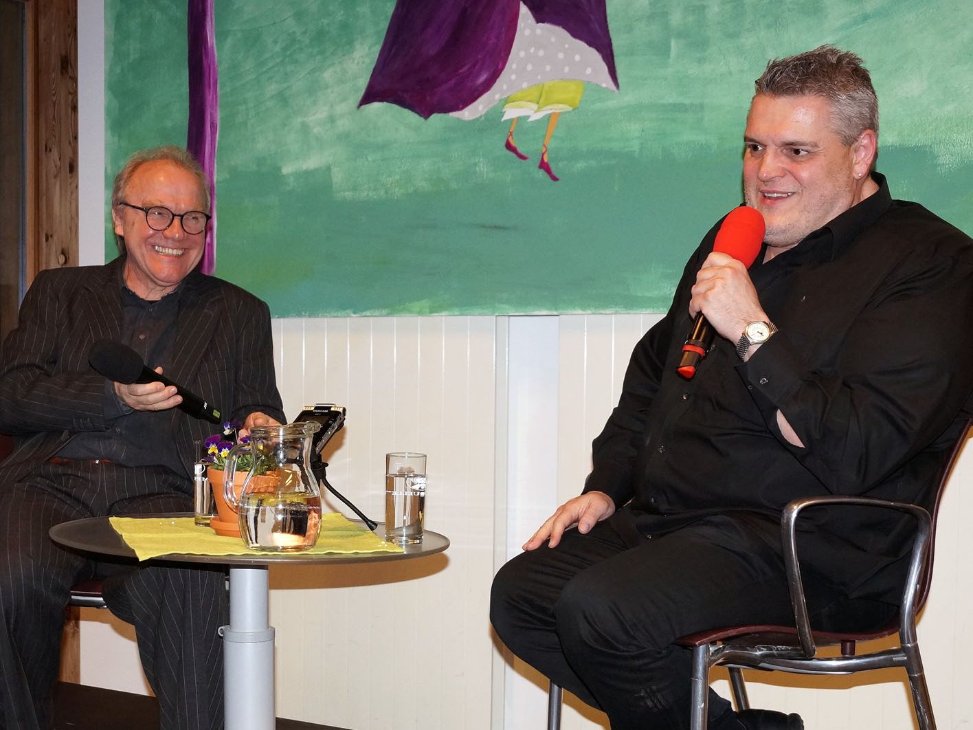 Autor Michael Köhlmeier (l.) und George Nussbaumer genossen sichtlich das gemeinsame Gespräch. Autor Michael Köhlmeier (l.) und George Nussbaumer genossen sichtlich das gemeinsame Gespräch.