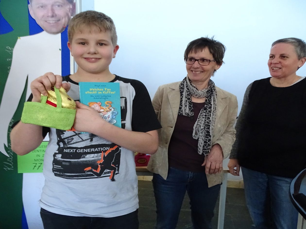 Evi Mathis und Margret Egger mit Robin Luger (v.l.), dem Sieger des Schätz-Wettbewerbs. Evi Mathis und Margret Egger mit Robin Luger (v.l.), dem Sieger des Schätz-Wettbewerbs.