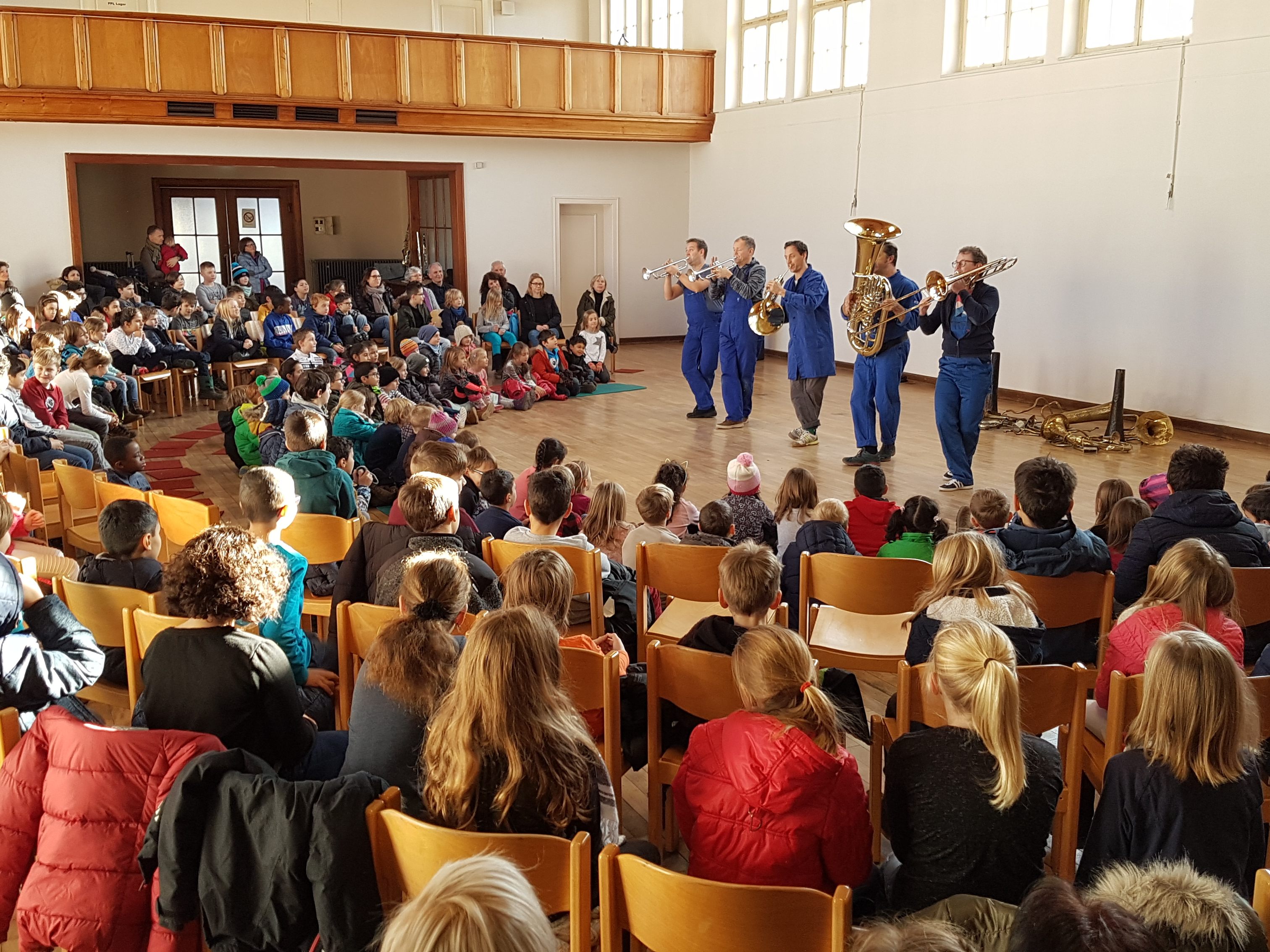 Lochauer Volksschüler ließen sich von den „Blecharbeitern“ (Sonus Brass Ensemble) für die Blasmusik und den Musikverein Lochau begeistern.