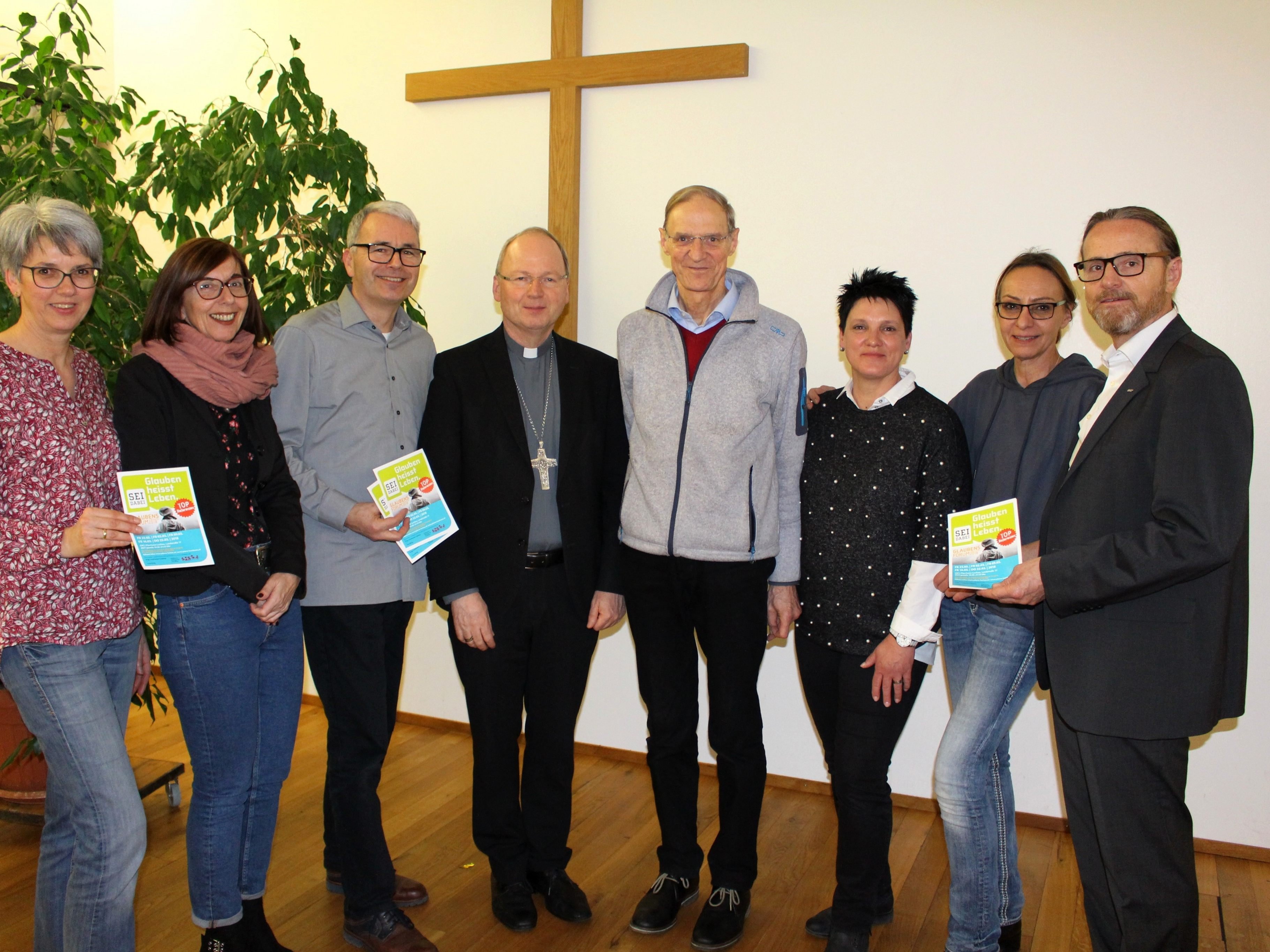 Das Organisationsteam der Leiblachtaler Pfarrgemeinden freute sich zusammen mit dem Referenten Bischof Benno Elbs über den schönen Erfolg des Glaubensforums 2018.