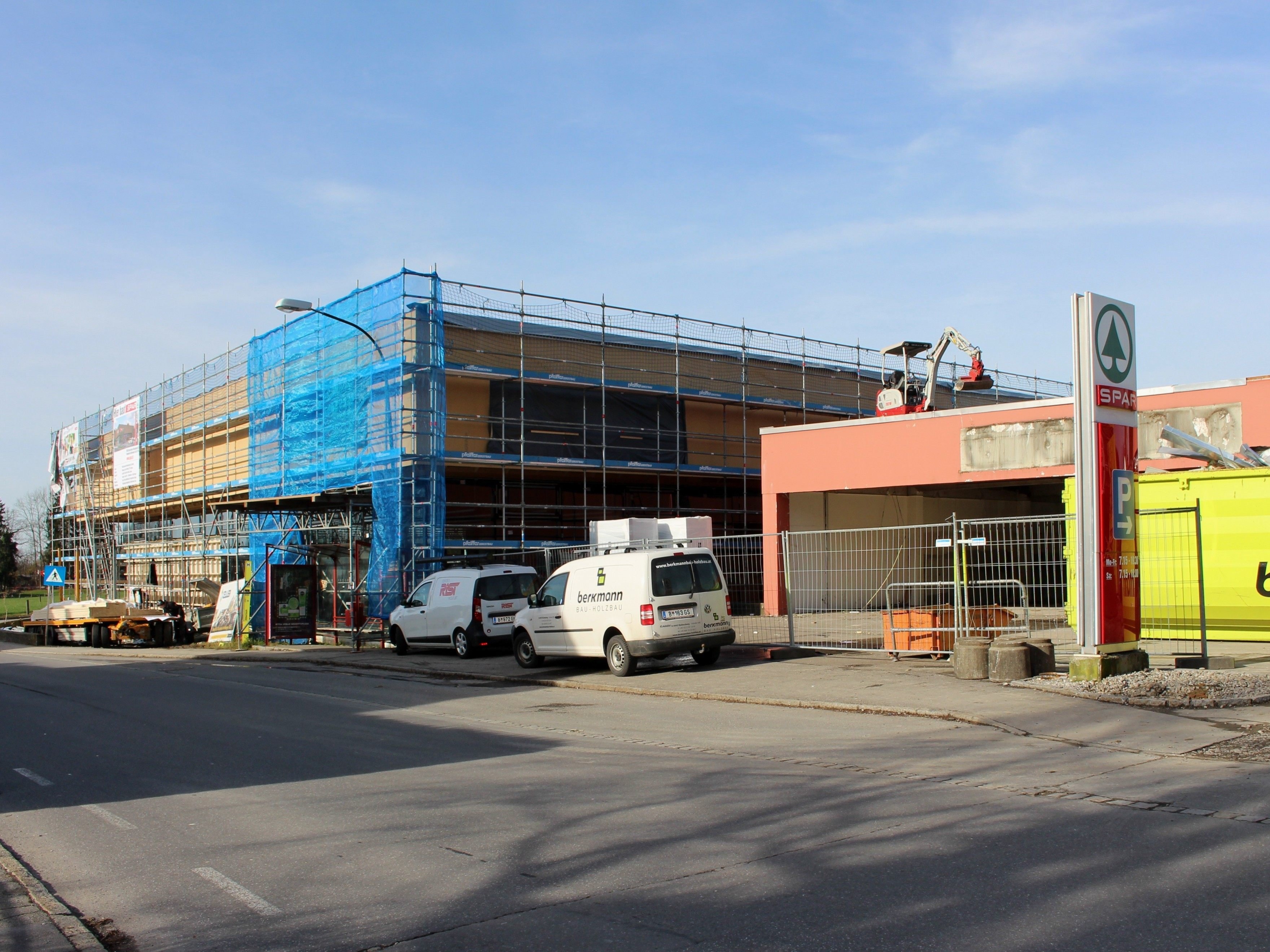 Anfang Jänner 2018 wurde der alte „SPAR“ abgebrochen. Der neue SPAR-Supermarkt im Alberloch soll Ende April eröffnet werden. Anfang Jänner 2018 wurde der alte „SPAR“ abgebrochen. Der neue SPAR-Supermarkt im Alberloch soll Ende April eröffnet werden.