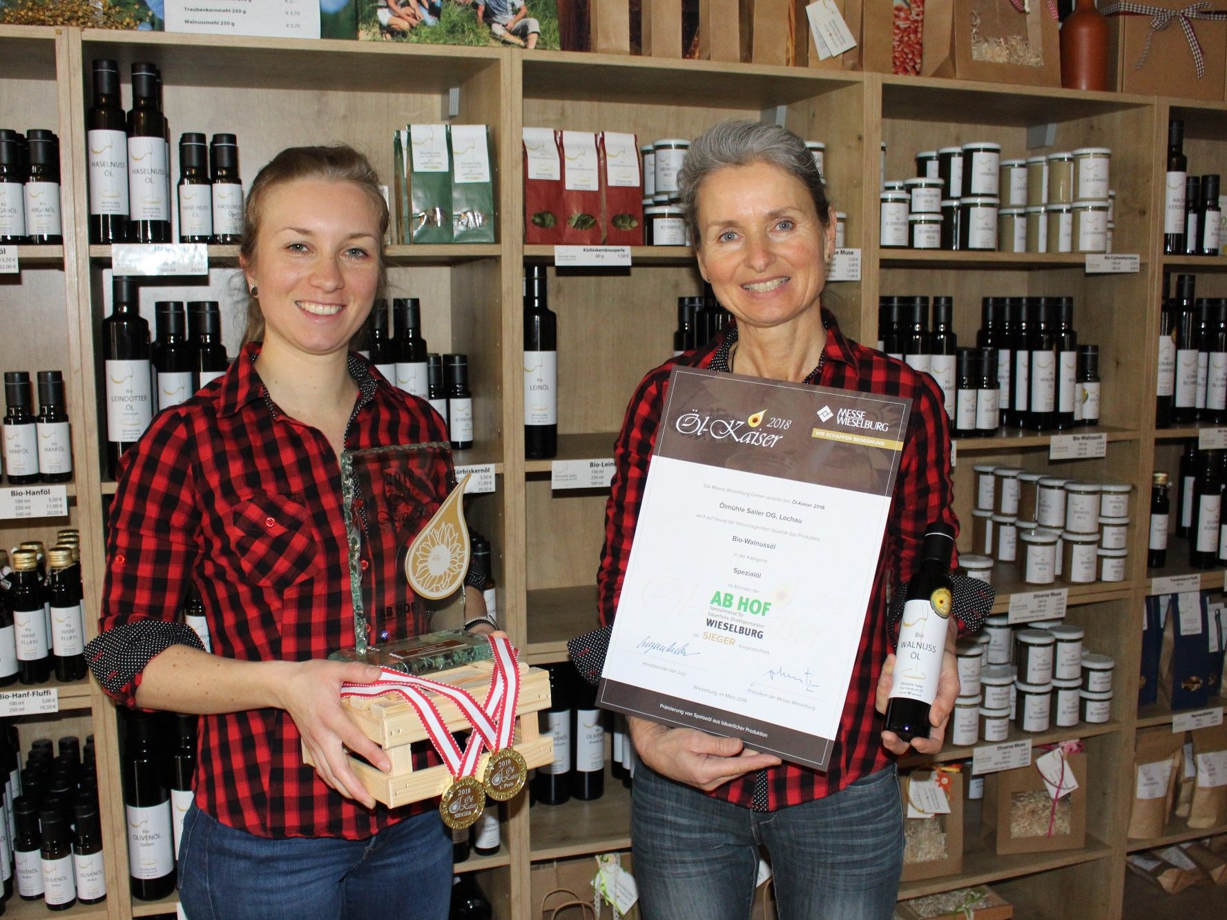 Ramona und Barbara Sailer freuen sich mit dem „Öl-Kaiser 2018“ über eine weitere tolle Auszeichnung ihrer Produkte.
