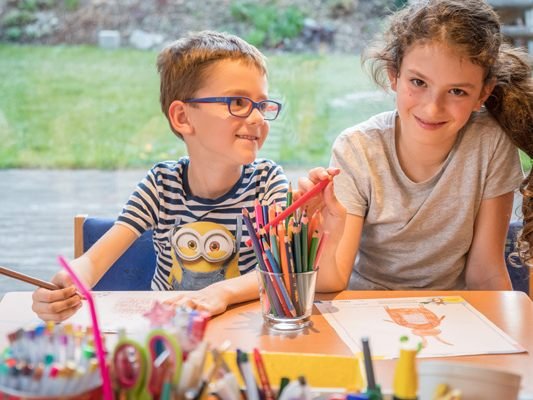 „Lukas und Rebekka zeichnen schon fleißig ihre Vorstellung vom Osterhasen auf die Malvorlagen.“ „Lukas und Rebekka zeichnen schon fleißig ihre Vorstellung vom Osterhasen auf die Malvorlagen.“