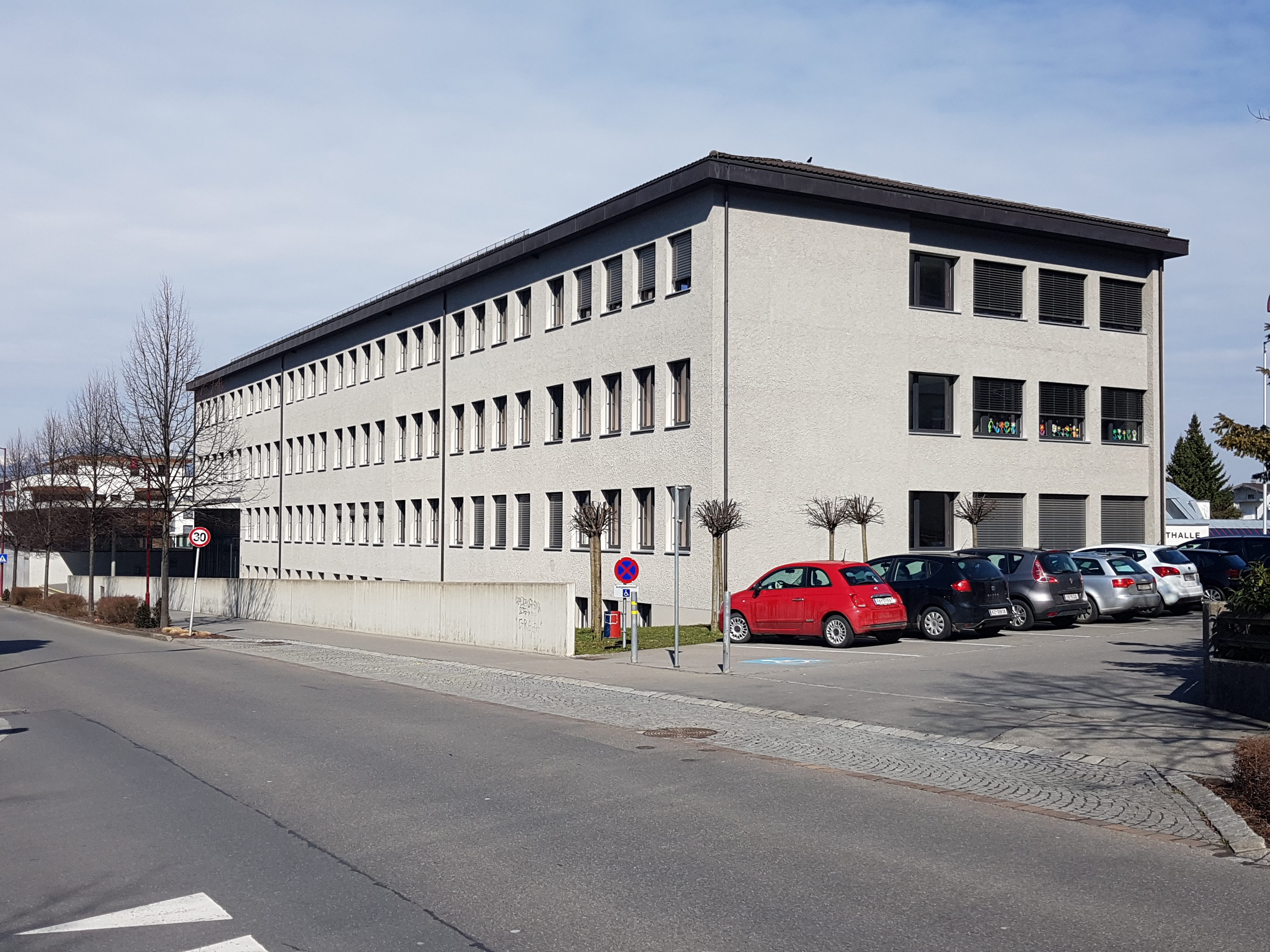 Über die Ferien werden die Leuchten in der Mittelschule ausgetauscht. Die Umrüstung auf LED soll den Stromverbrauch um 75 Prozent senken. Über die Ferien werden die Leuchten in der Mittelschule ausgetauscht. Die Umrüstung auf LED soll den Stromverbrauch um 75 Prozent senken.