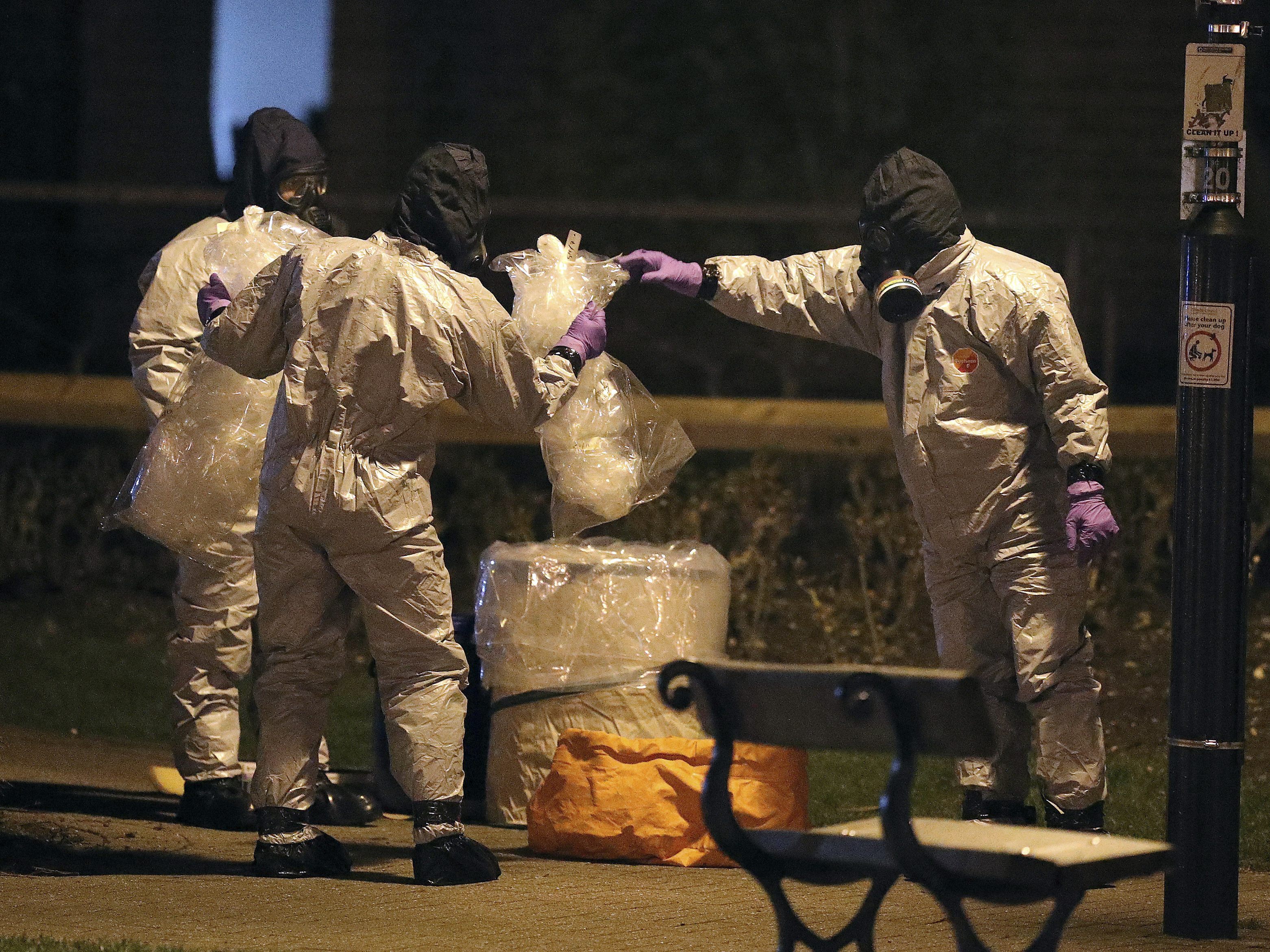 Spezialisten untersuchen den Tatort in Salisbury auf das mutmaßlich russische Nervengift. Spezialisten untersuchen den Tatort in Salisbury auf das mutmaßlich russische Nervengift.