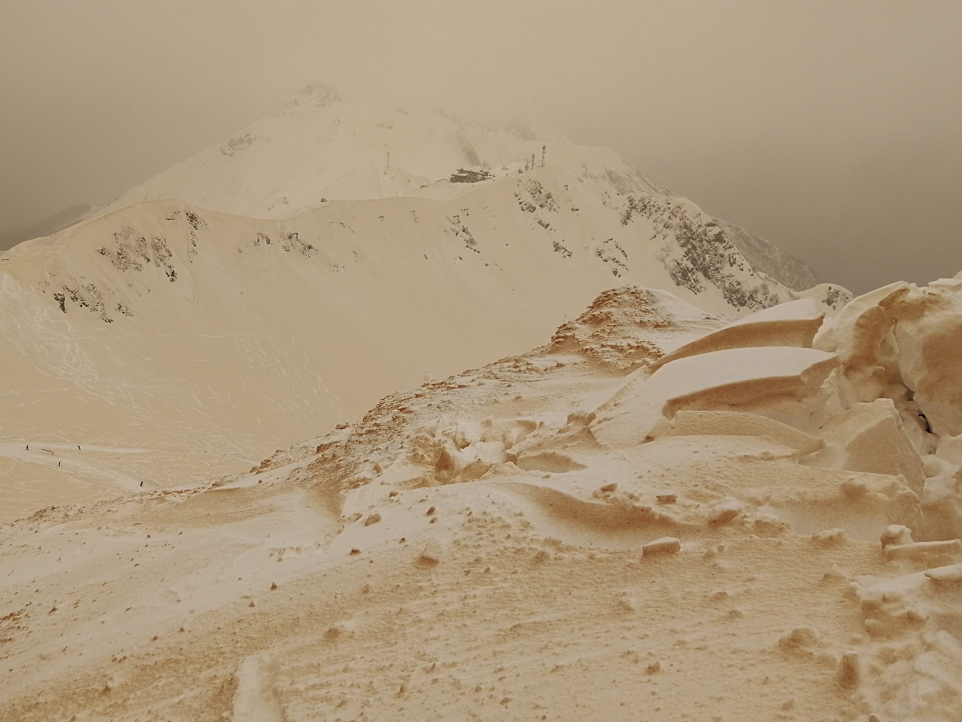 In der Nähe des russischen Wintersportortes Sotschi hat Staub aus der Sahara den Schnee orange gefärbt.
