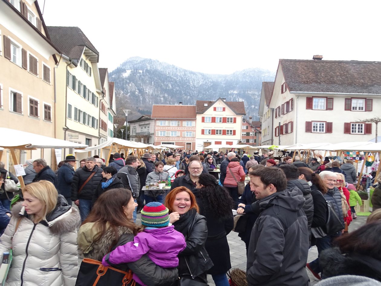 Viele Marktbesucher drängten sichbeim Ostermärktle auf dem Salomon-Sulzer-Platz.