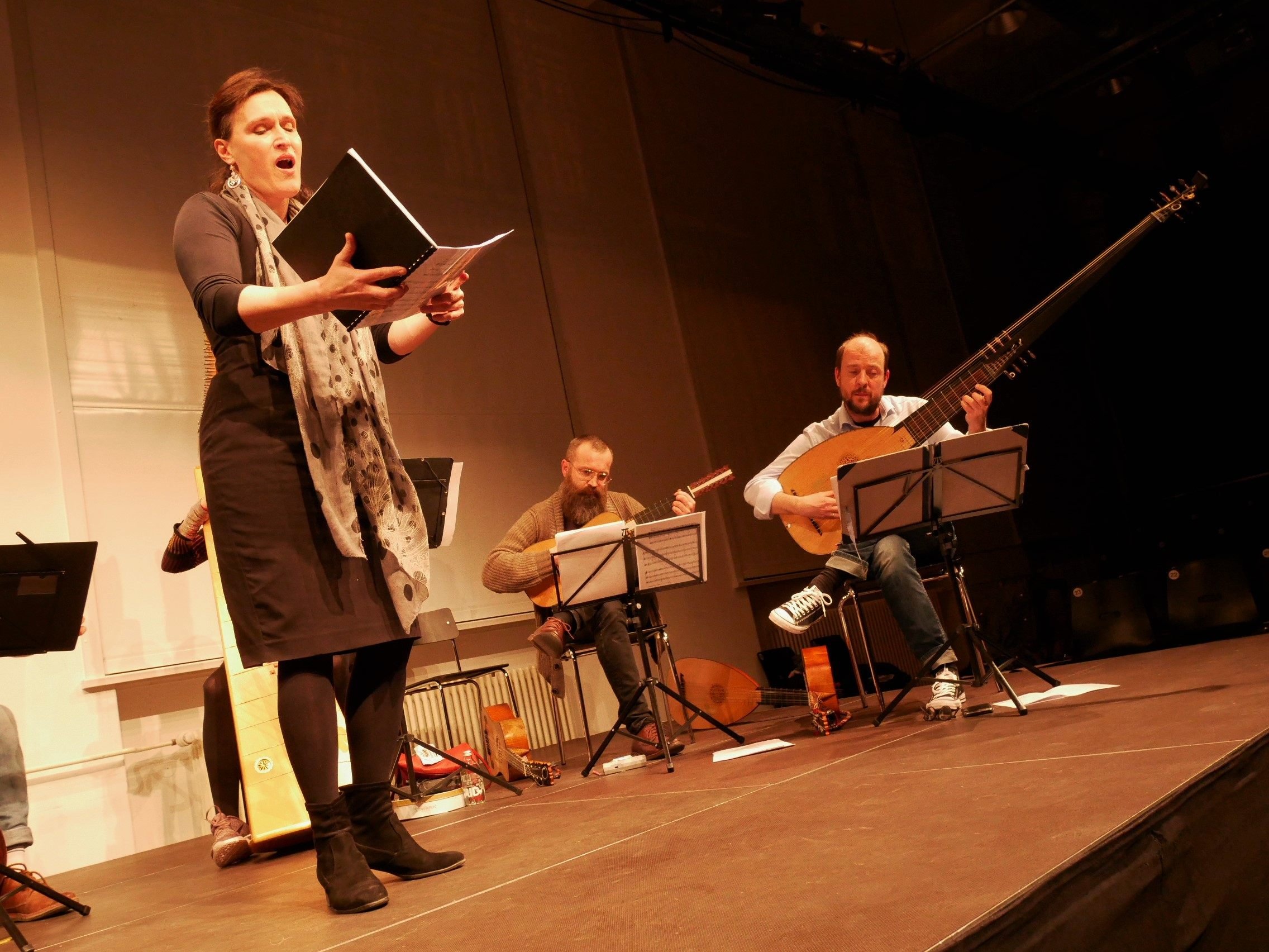 Sopranistin Claire Lefilliatre trug Stücke des Frühbarocks vor, begleitet von Thomas C. Boysen (rechts) und seinem Ensemble. Sopranistin Claire Lefilliatre trug Stücke des Frühbarocks vor, begleitet von Thomas C. Boysen (rechts) und seinem Ensemble.