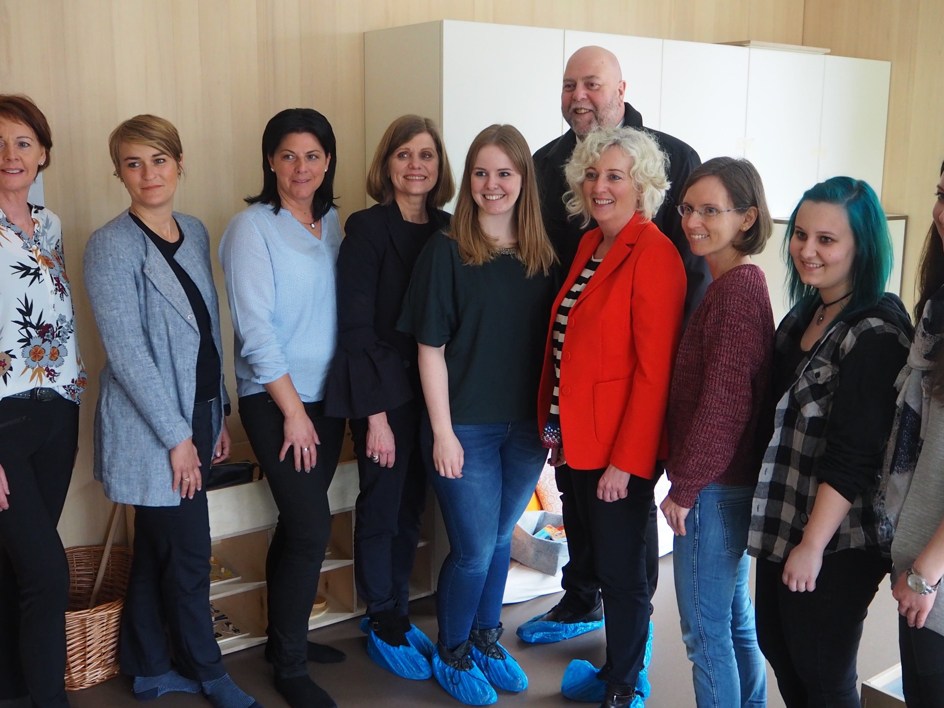 Das Team des Zwergengartens mit Melanie Huber (Mitte), LR Barbara Schöbi-Fink (links davon), LR Katharina Wiesflecker (rechts davon) und Bürgermeister Thomas Pinter (hinten)