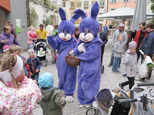Die lila Osterhasen besuchen am 31. März die Bludenzer Altstadt. Die lila Osterhasen besuchen am 31. März die Bludenzer Altstadt.