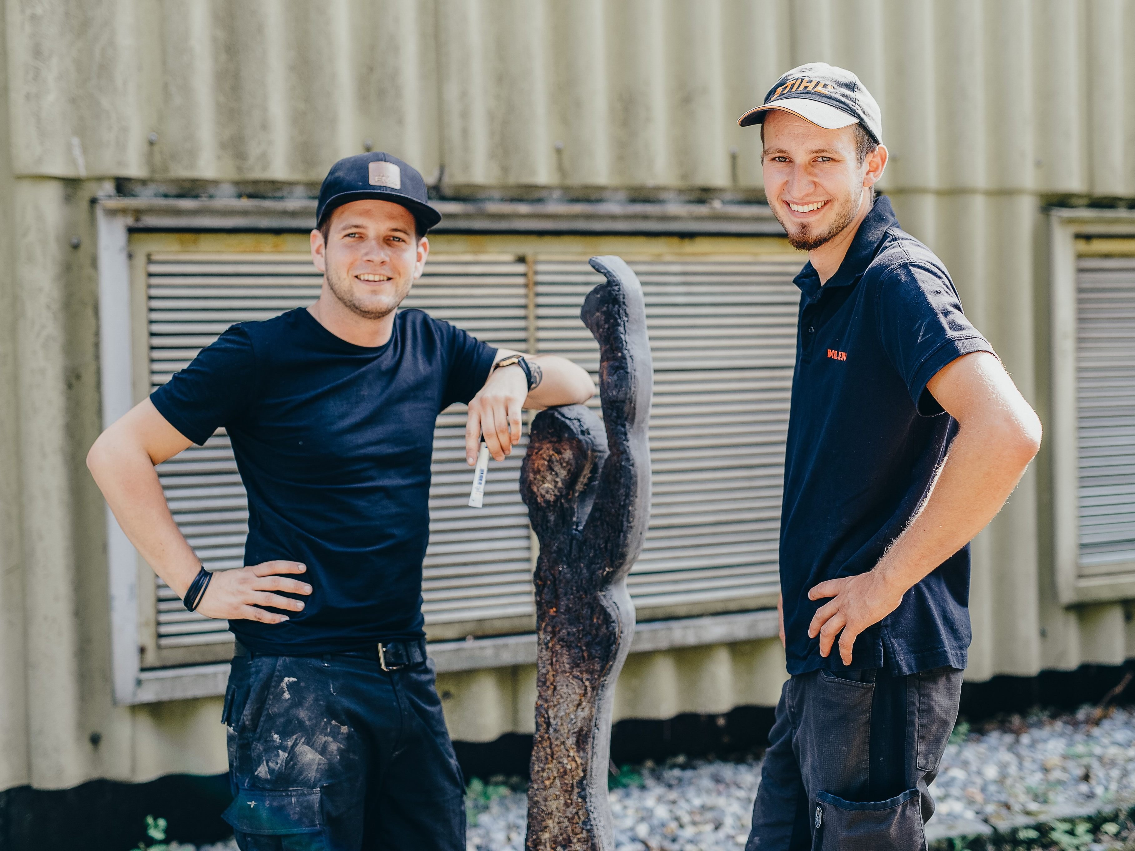 Stefan Finzgar (l.) und Künstlerkollege Clemens Walser laden am 15. März zur Eröffnung der Kunstinstallation am Elisabethplatz und Montforthaus Feldkirch.
